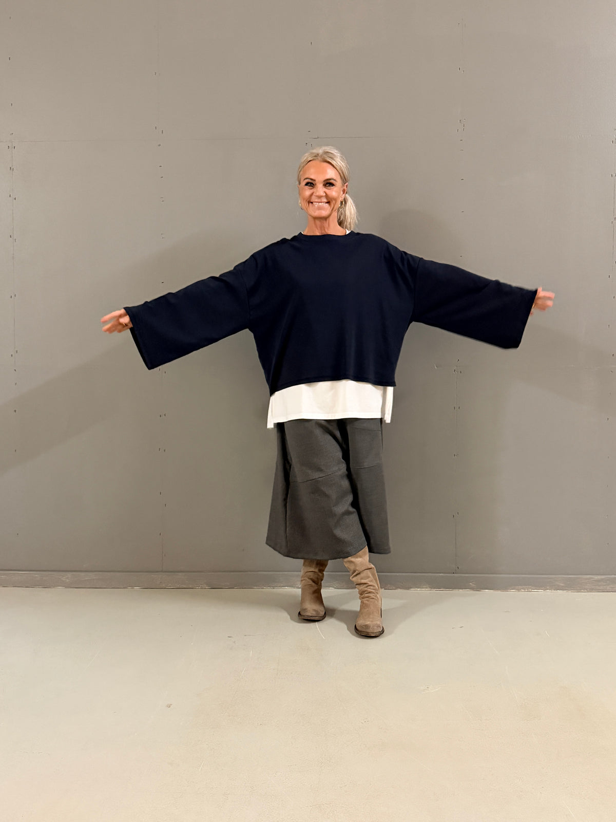 Helle er 168 cm høj og bruger størrelse S/M