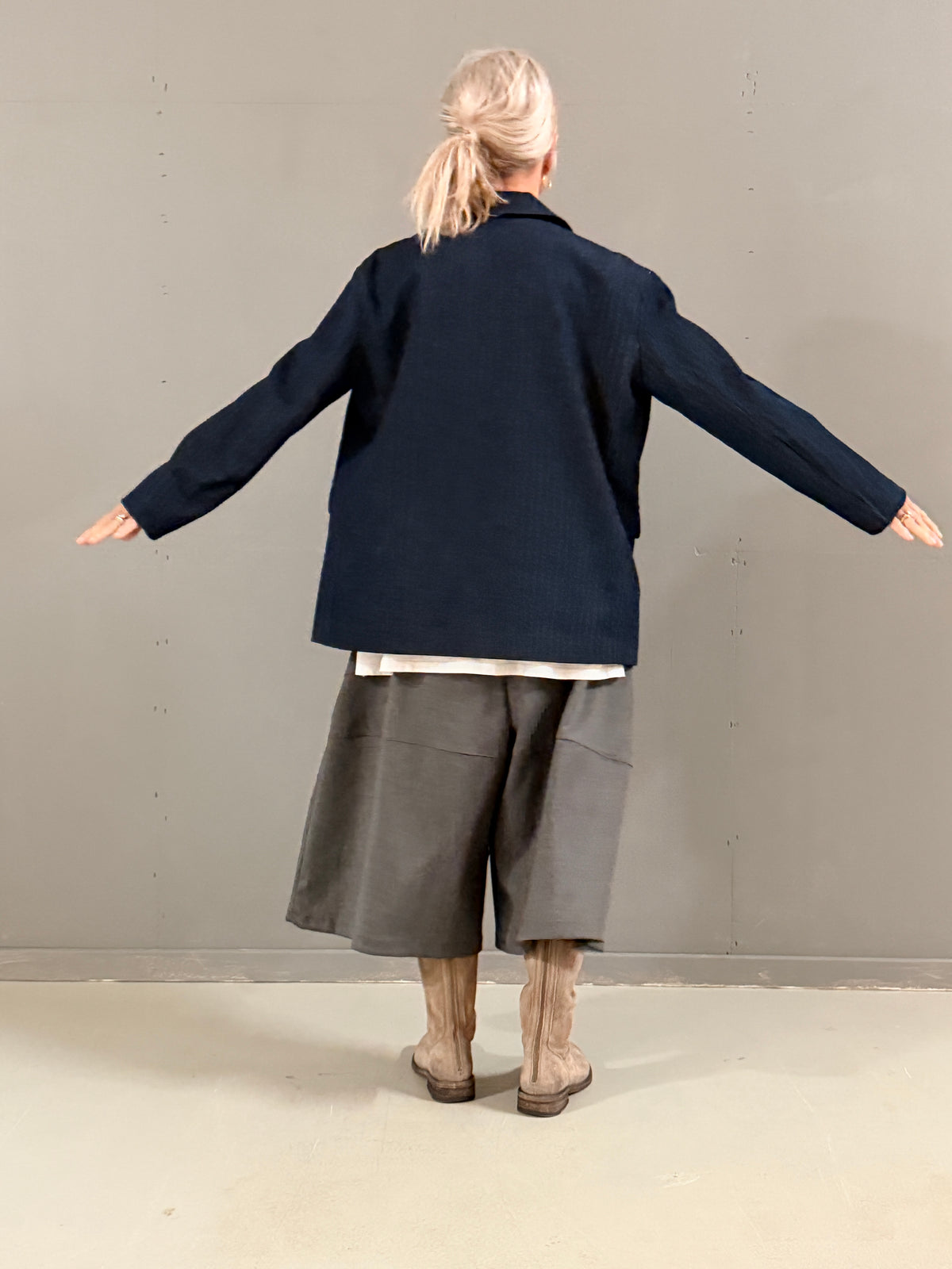 Helle er 168 cm høj og bruger størrelse S/M