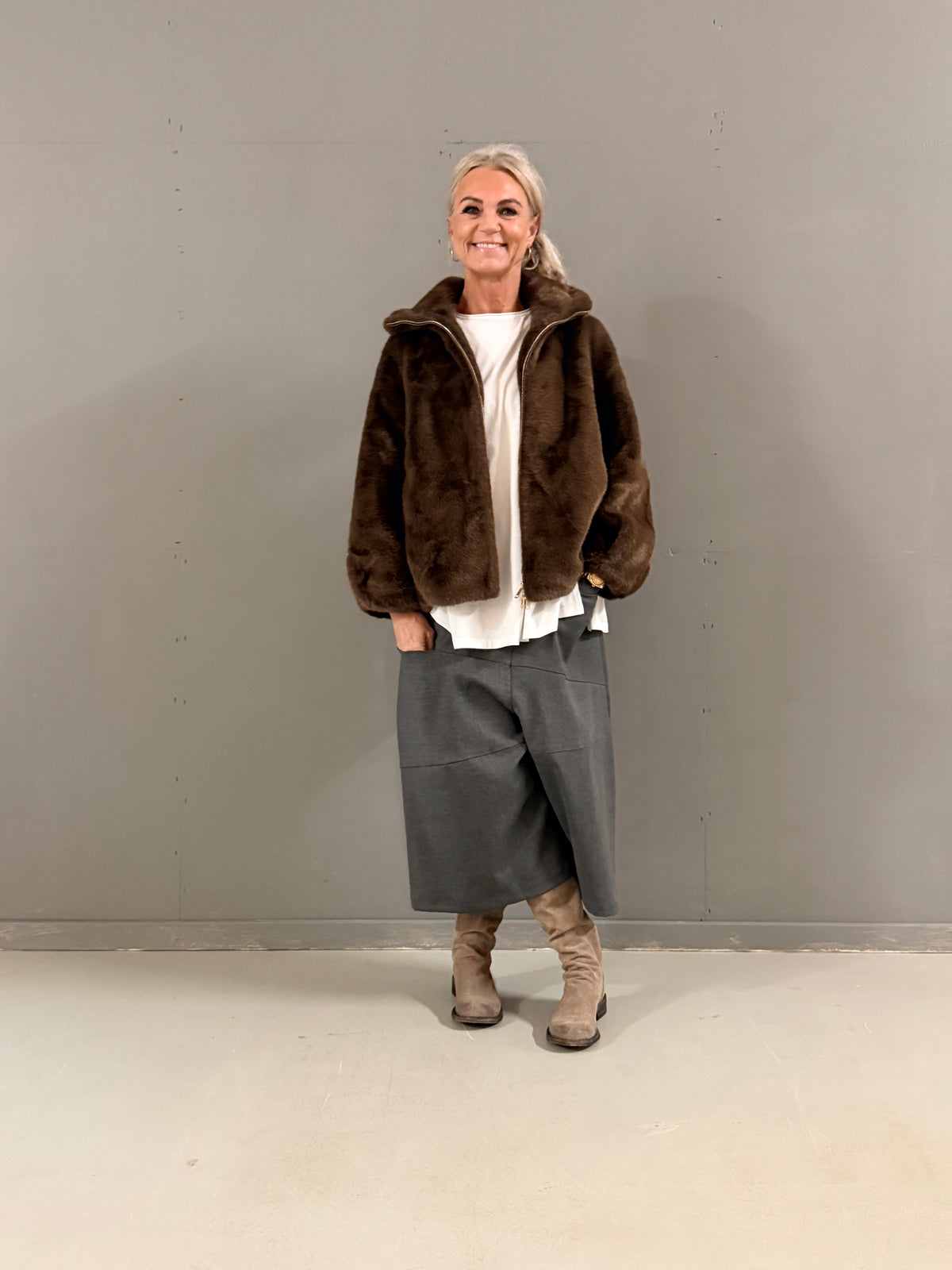 Helle er 168 cm høj og bruger størrelse S/M