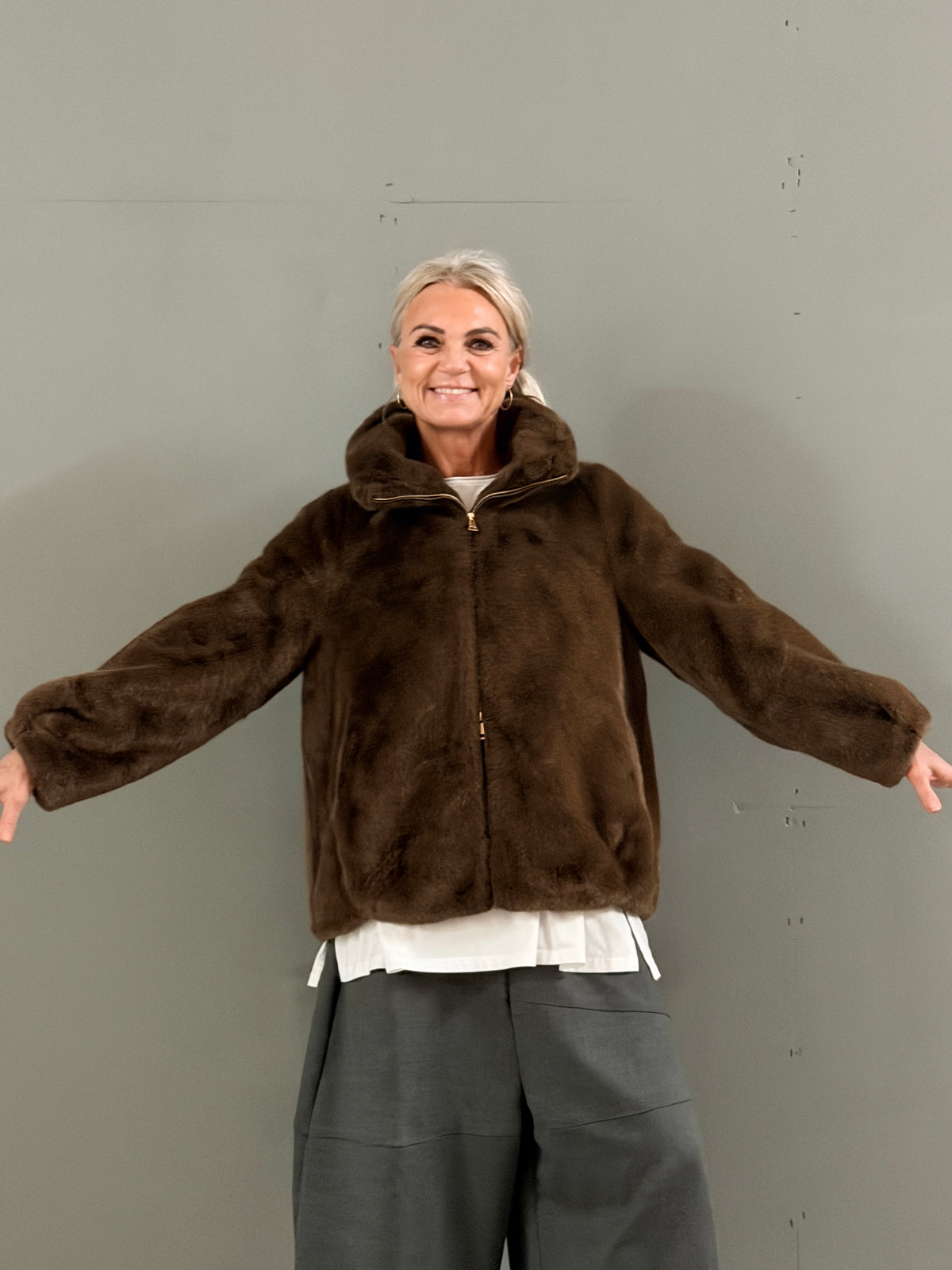 Helle er 168 cm høj og bruger størrelse S/M