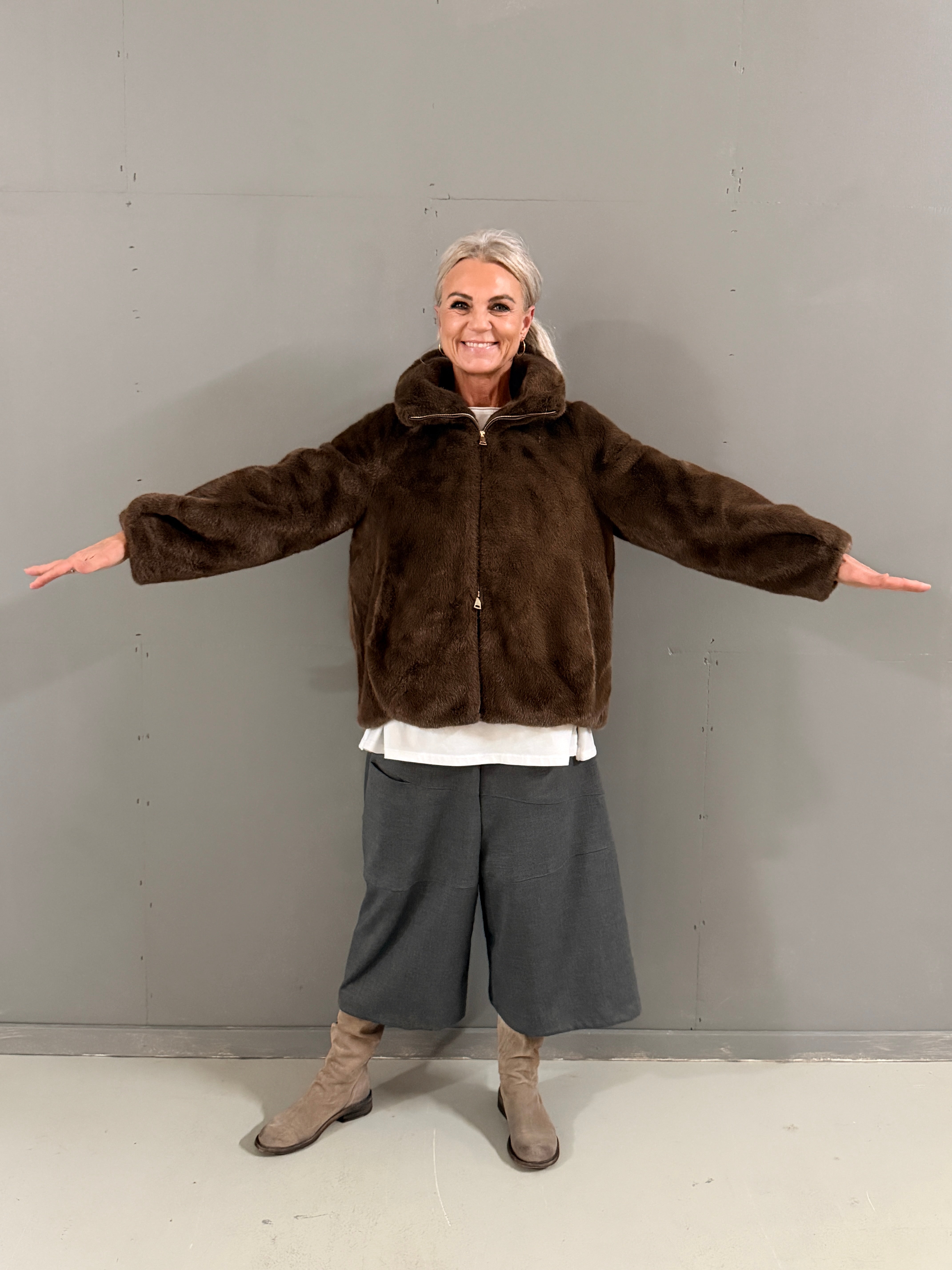 Helle er 168 cm høj og bruger størrelse S/M