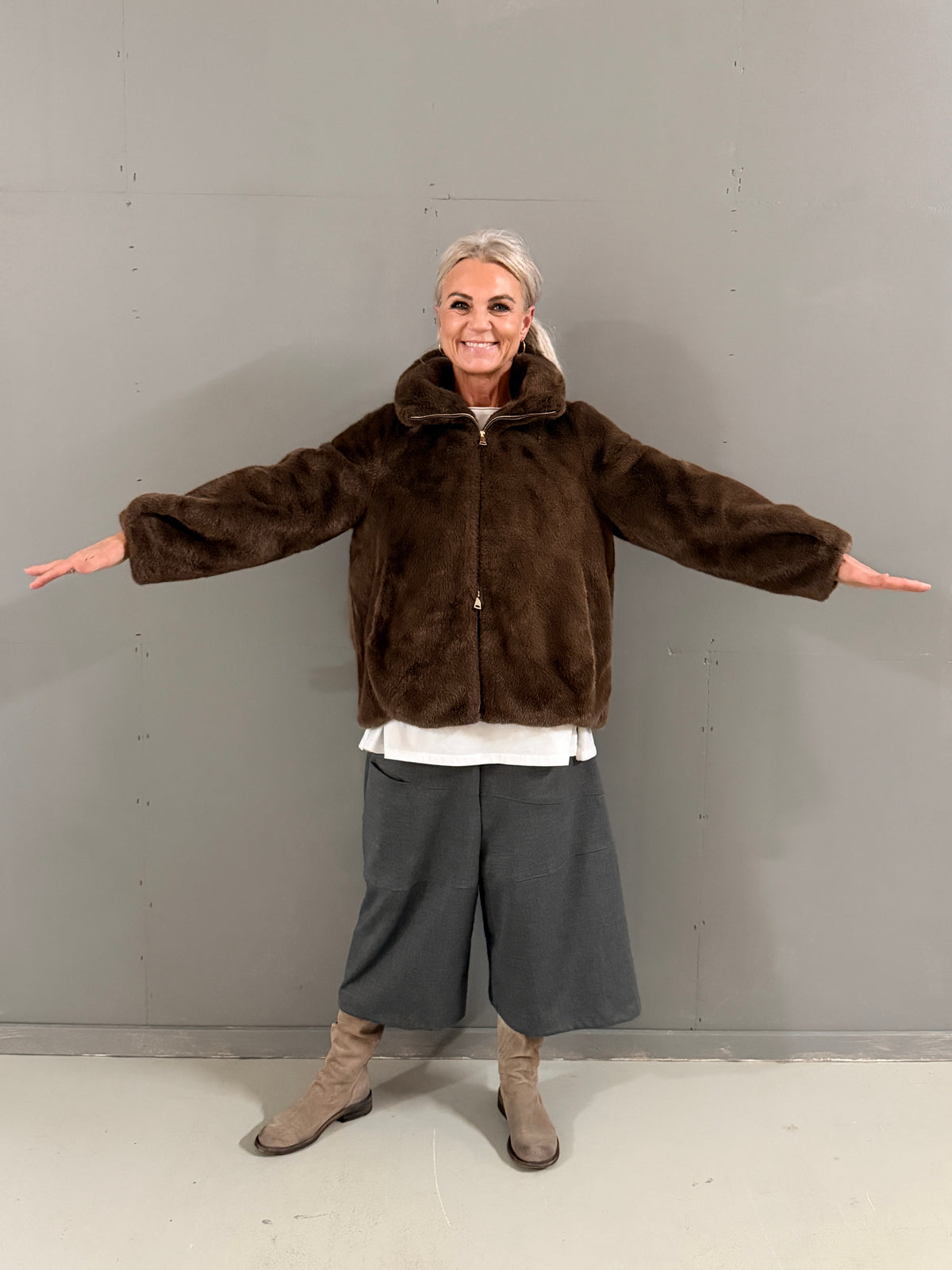 Helle er 168 cm høj og bruger størrelse S/M
