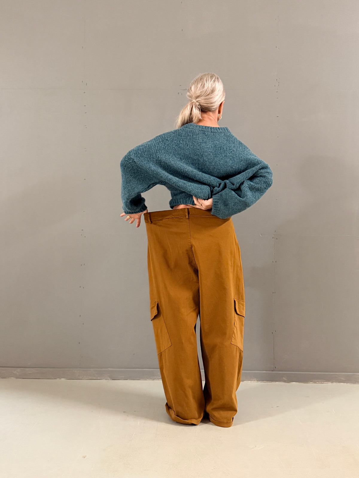 Helle er 168 cm høj og bruger størrelse S/M