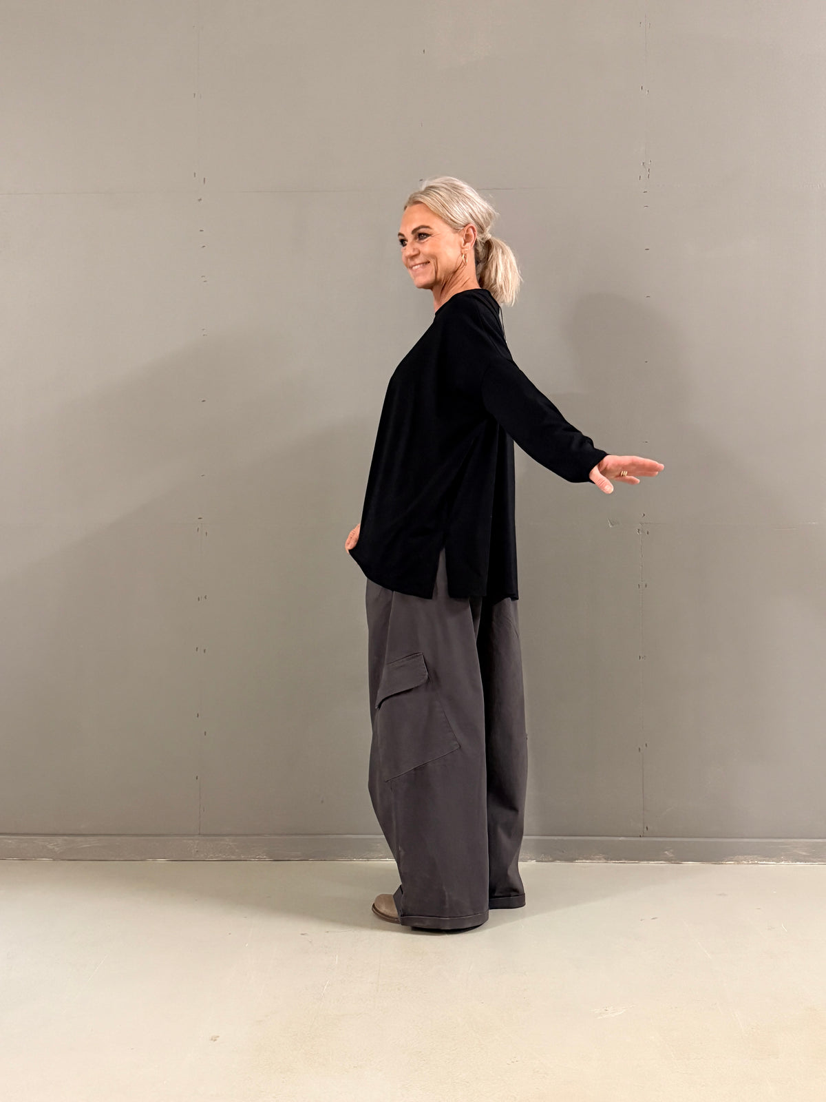 Helle er 168 cm høj og bruger størrelse S/M