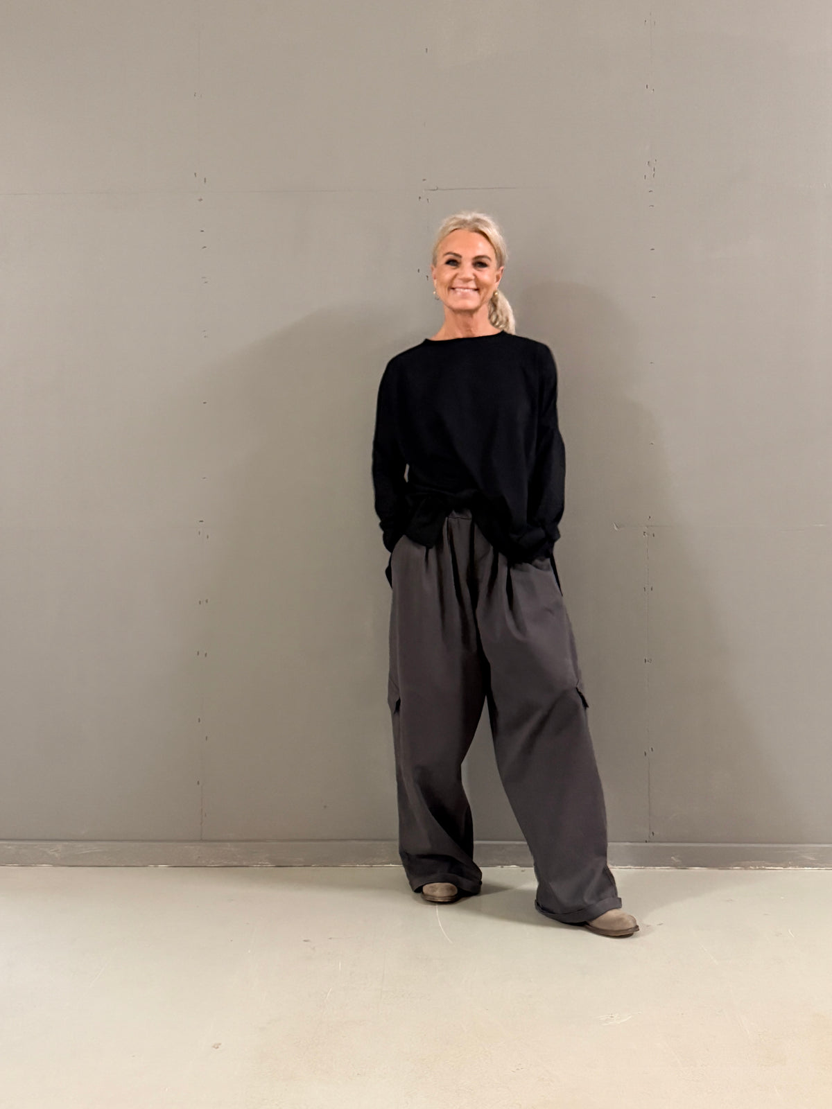 Helle er 168 cm høj og bruger størrelse S/M