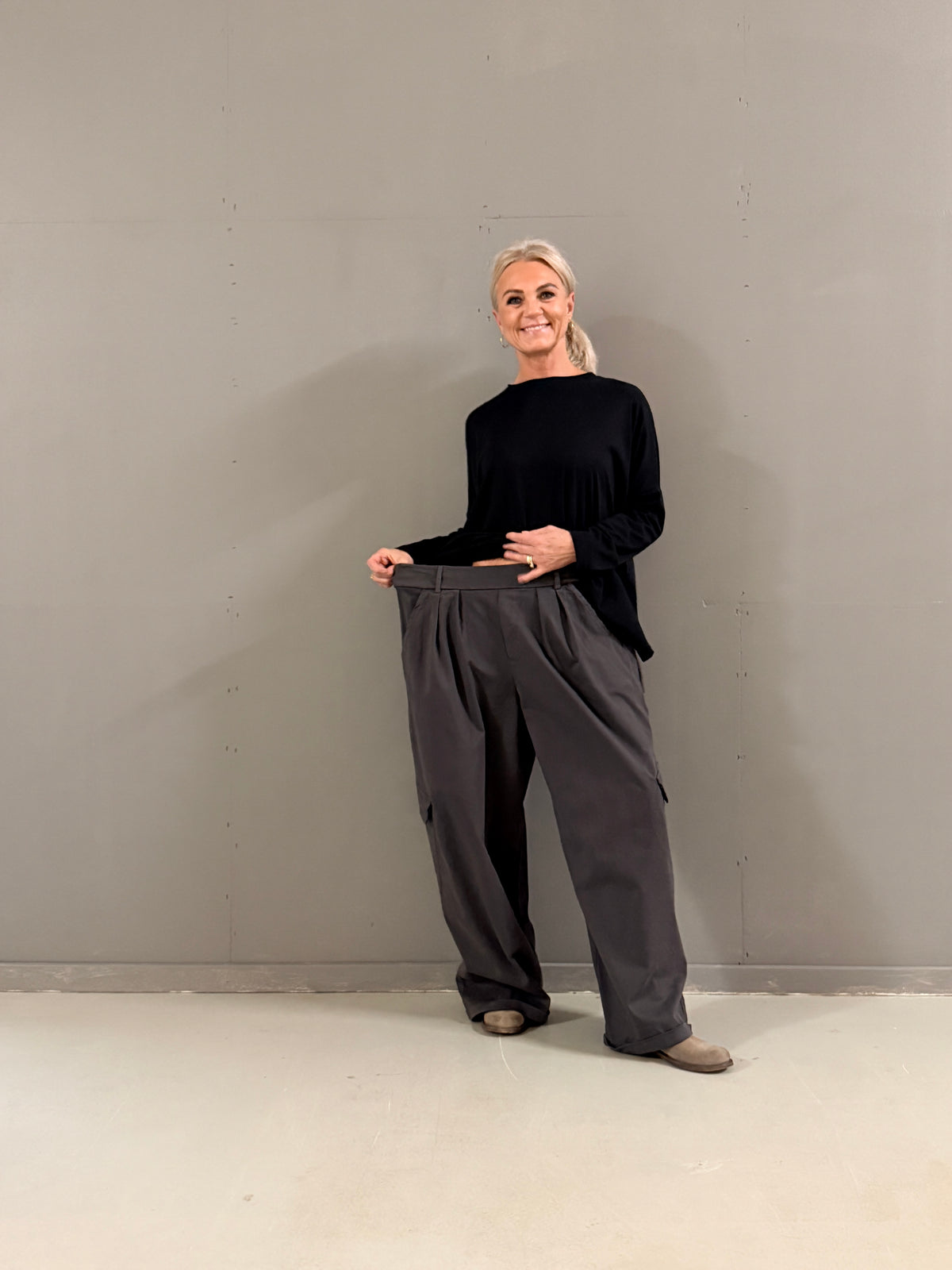 Helle er 168 cm høj og bruger størrelse S/M