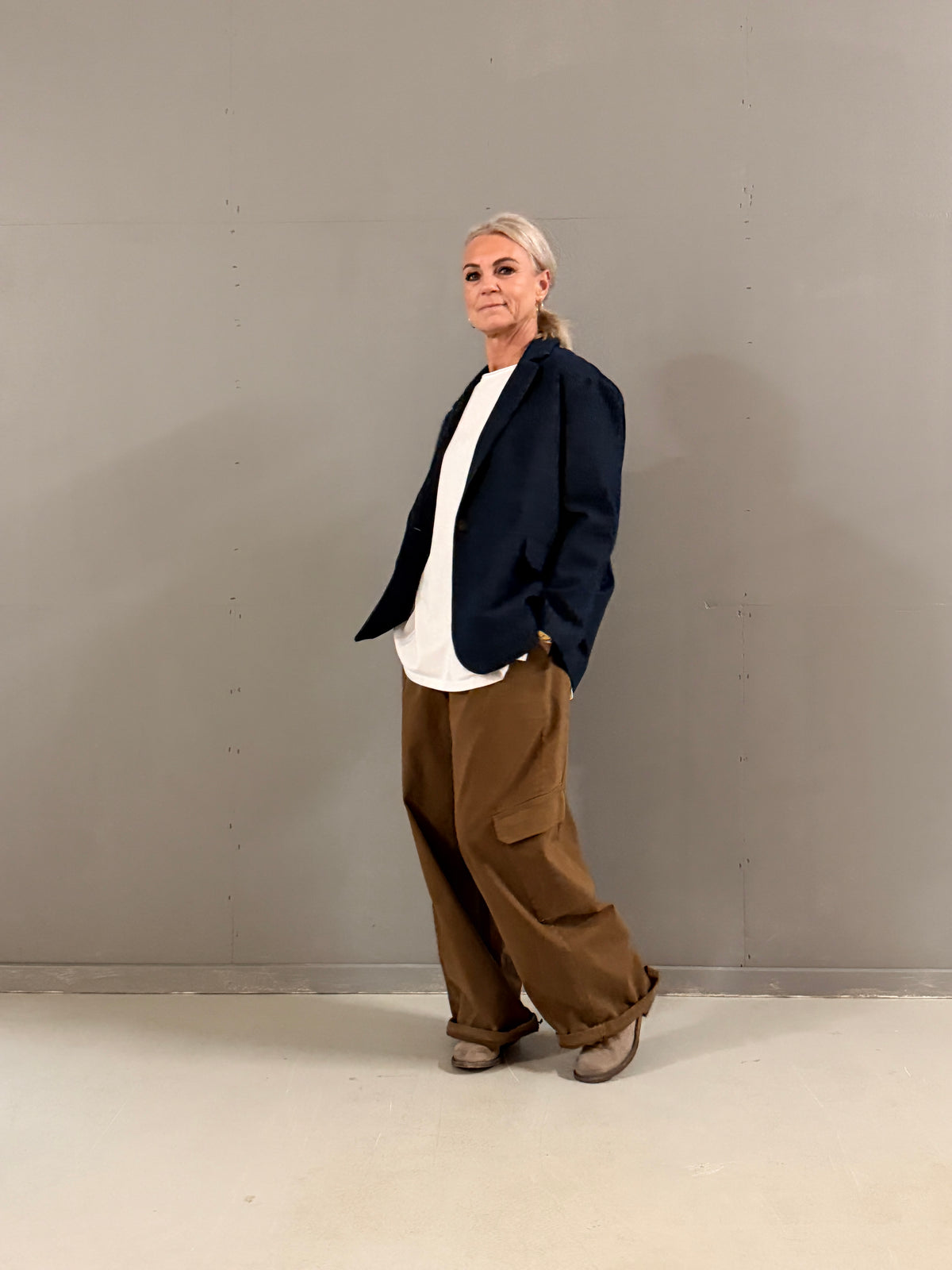 Helle er 168 cm høj og bruger størrelse S/M