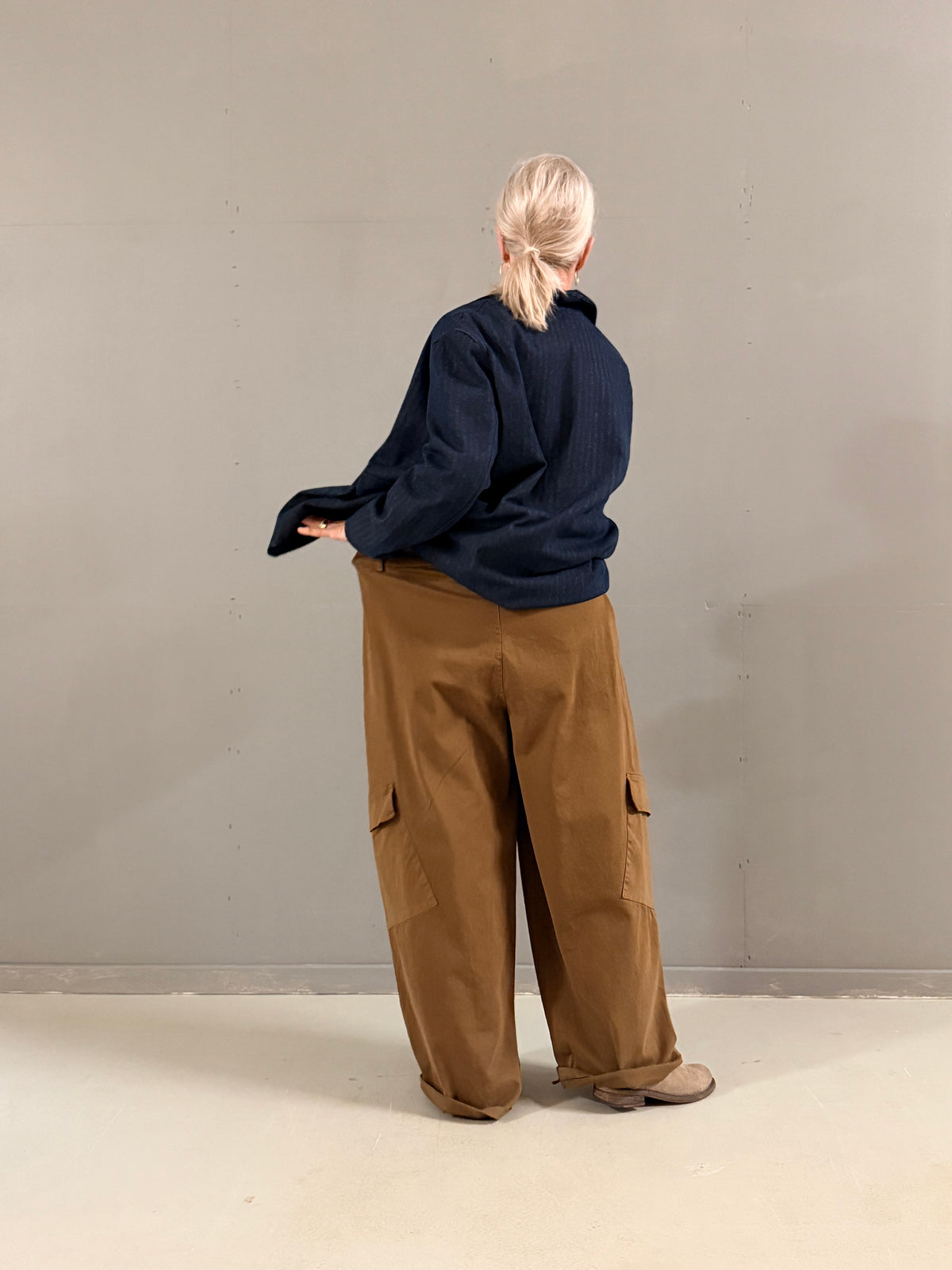 Helle er 168 cm høj og bruger størrelse S/M