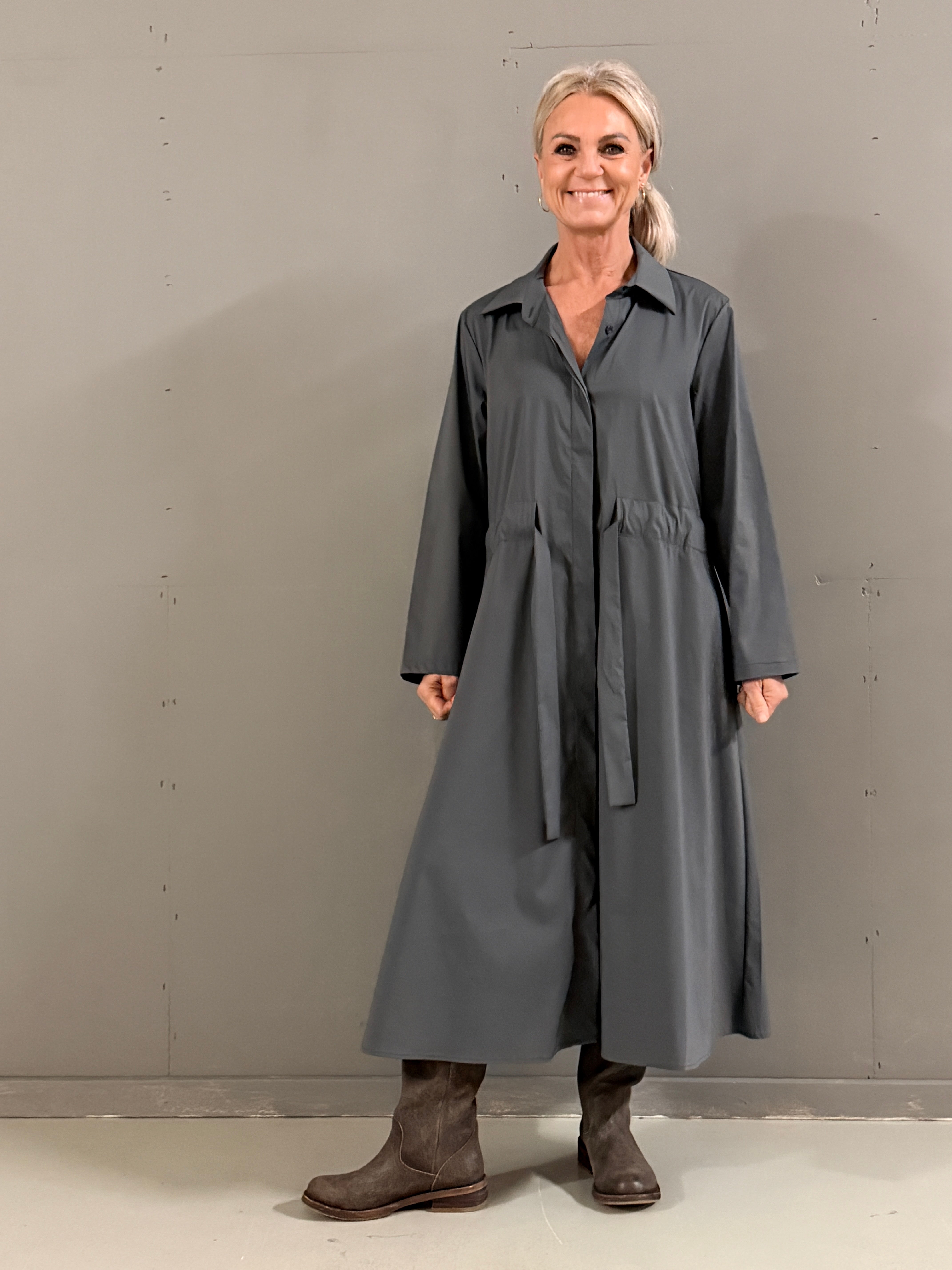 Helle er 168 cm høj og bruger størrelse S/M