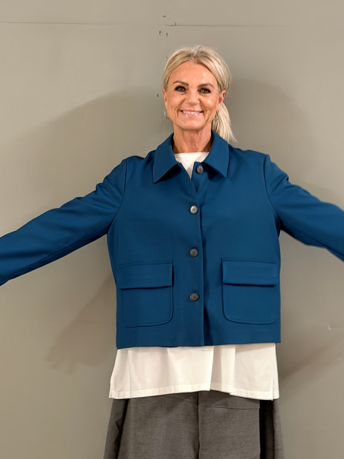 Helle er 168 cm høj og bruger størrelse S/M