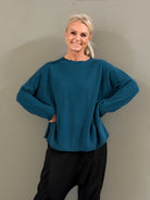 Helle er 168 cm høj og bruger størrelse S/M