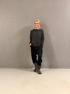 Helle er 168 cm høj og bruger størrelse S/M