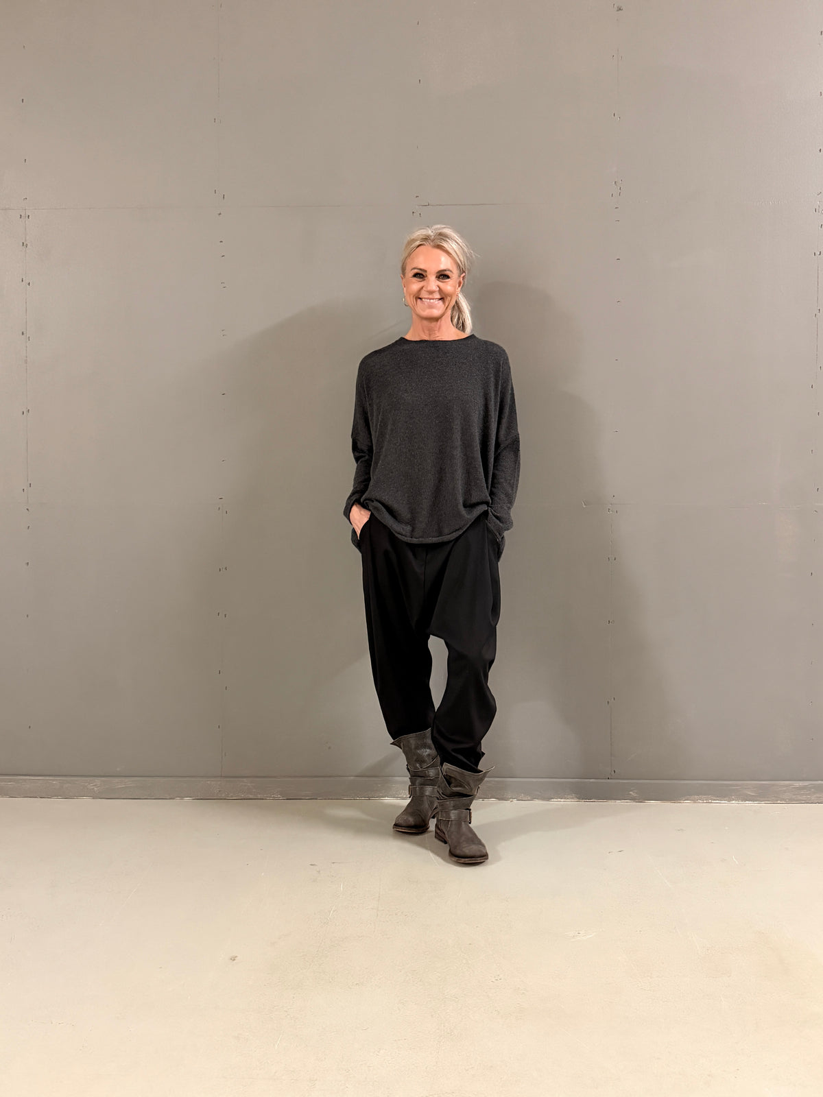 Helle er 168 cm høj og bruger størrelse S/M