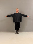 Helle er 168 cm høj og bruger størrelse S/M