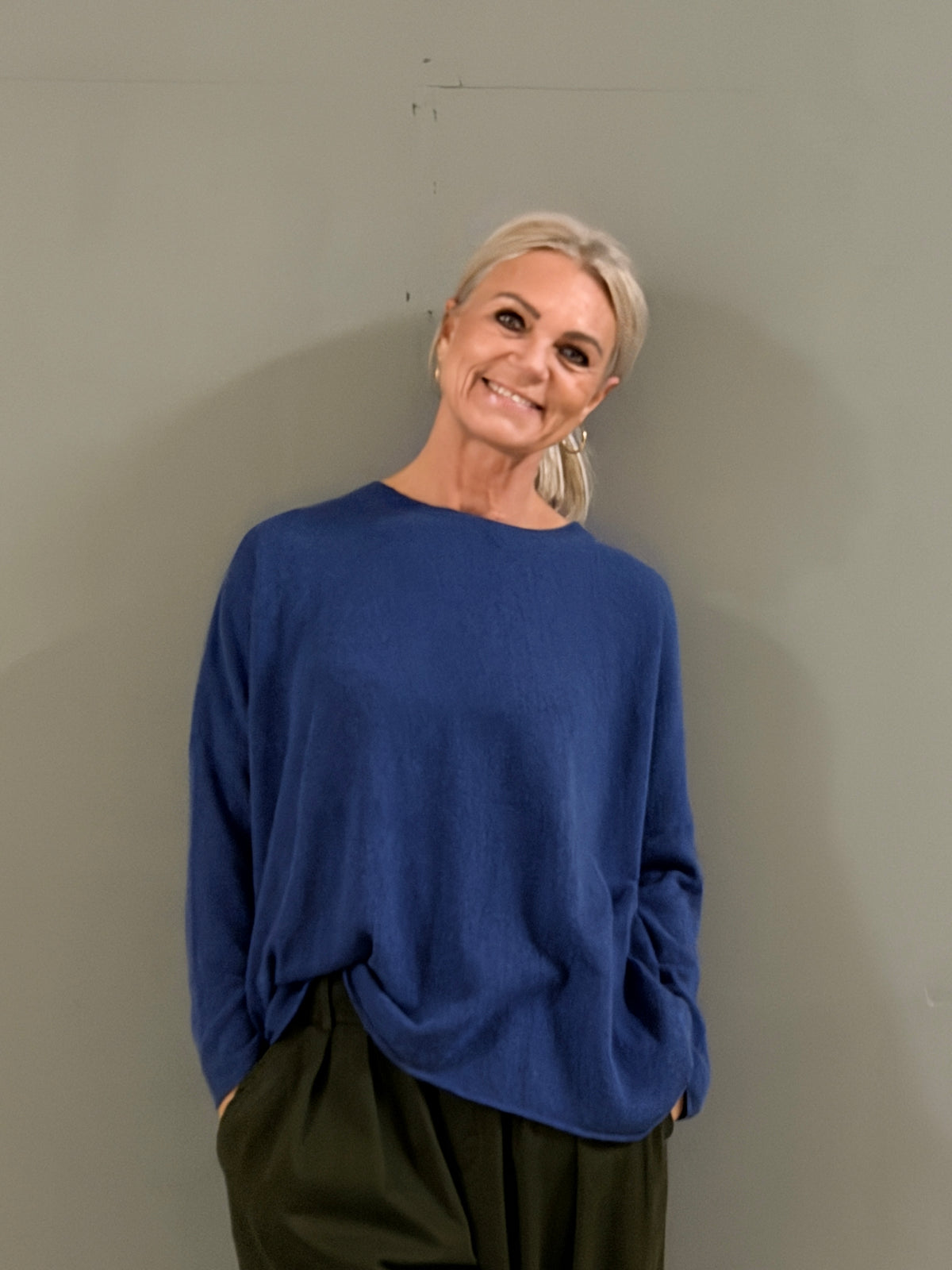 Helle er 168 cm høj og bruger størrelse S/M