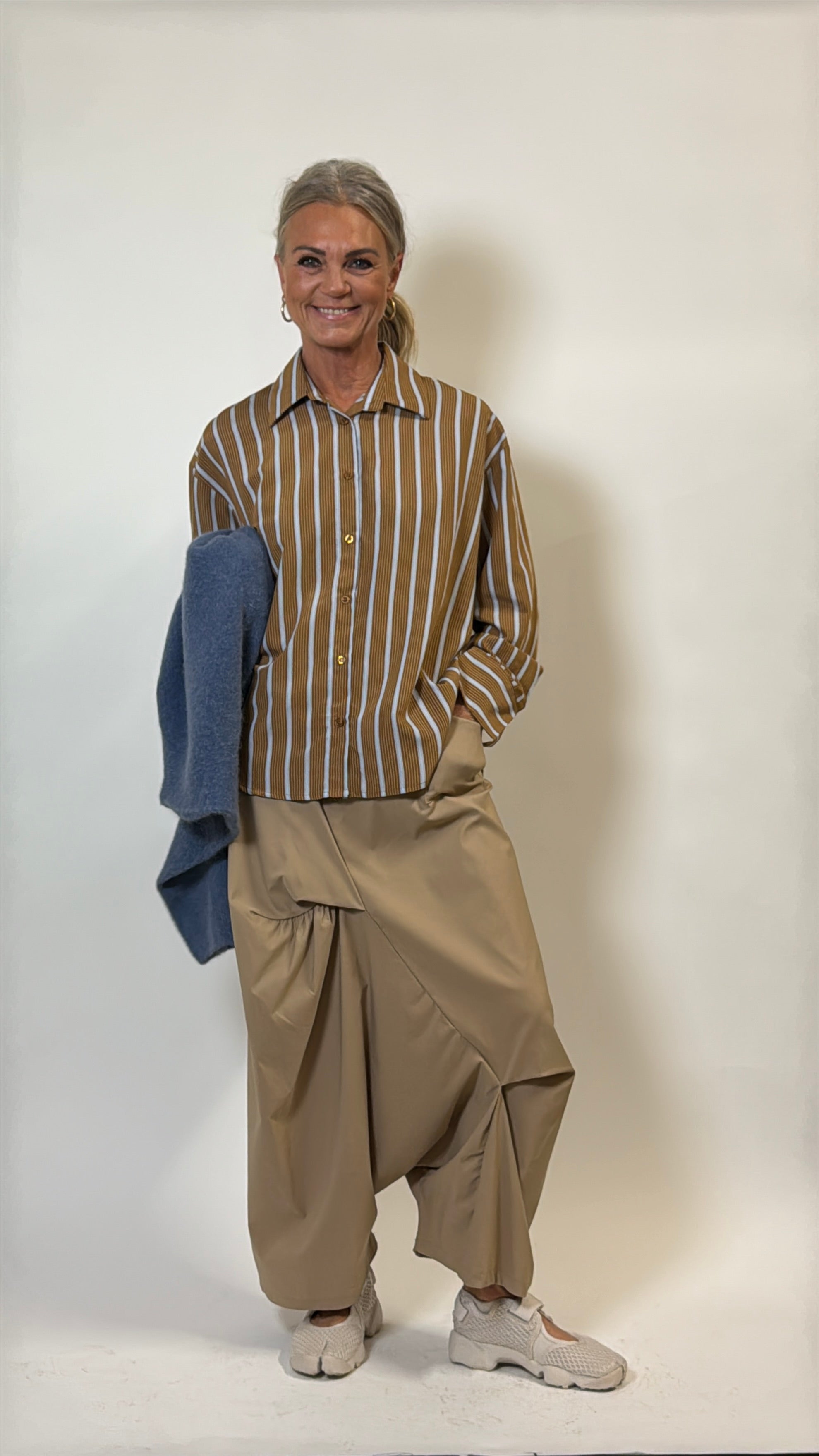 Helle er 168 cm høj og bruger størrelse S/M
