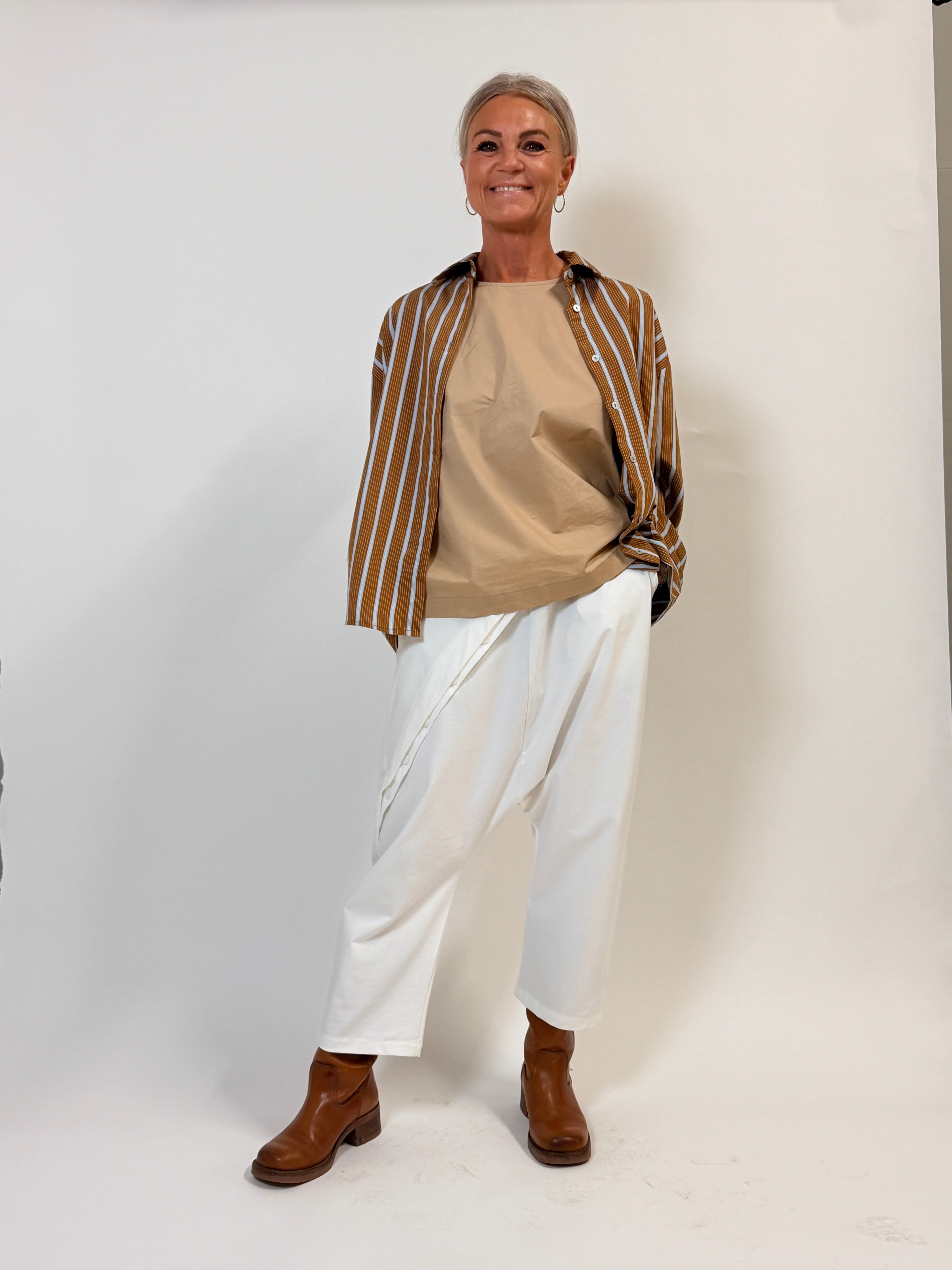 Helle er 168 cm høj og bruger størrelse S/M