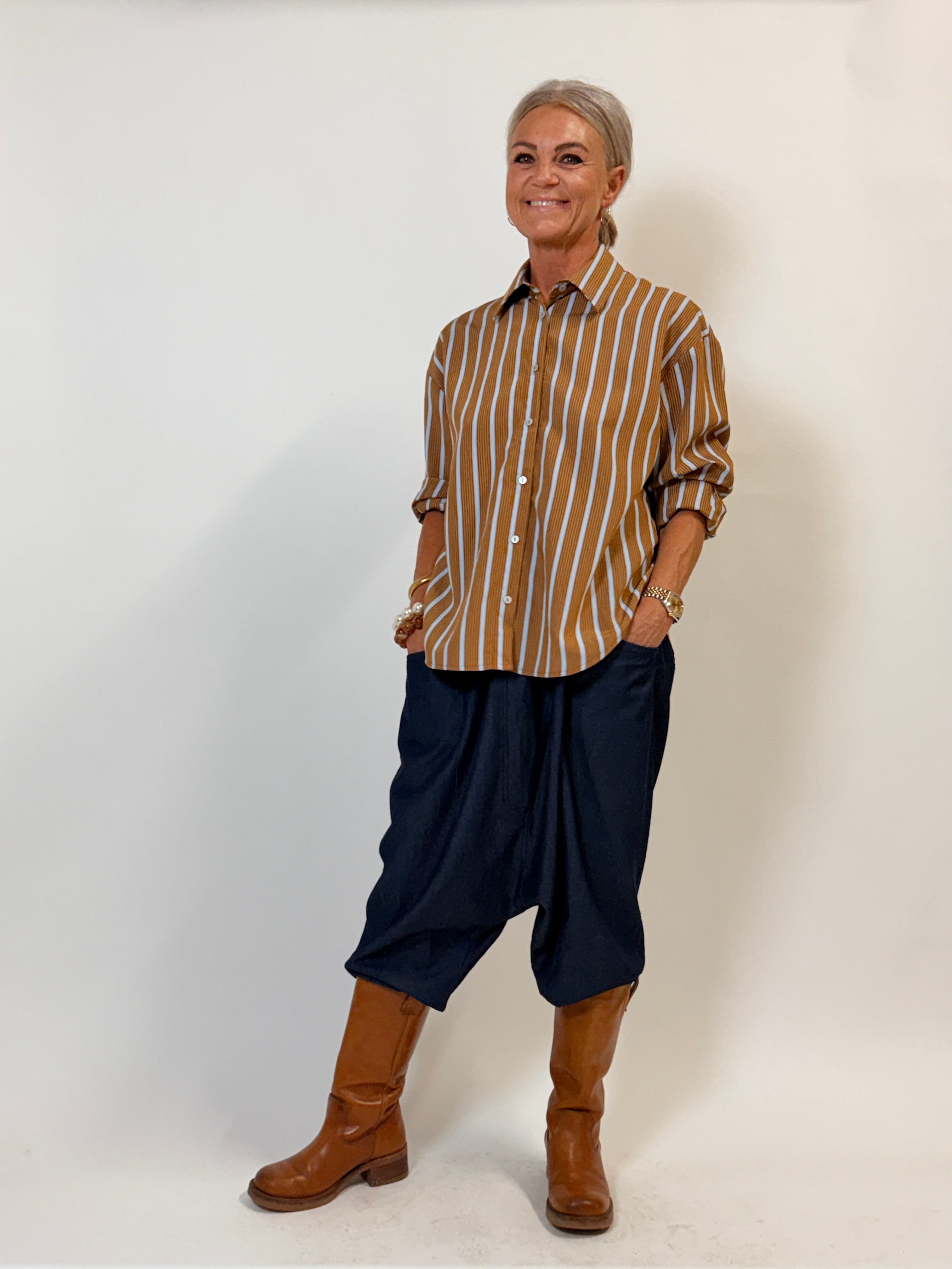 Helle er 168 cm høj og bruger størrelse S/M