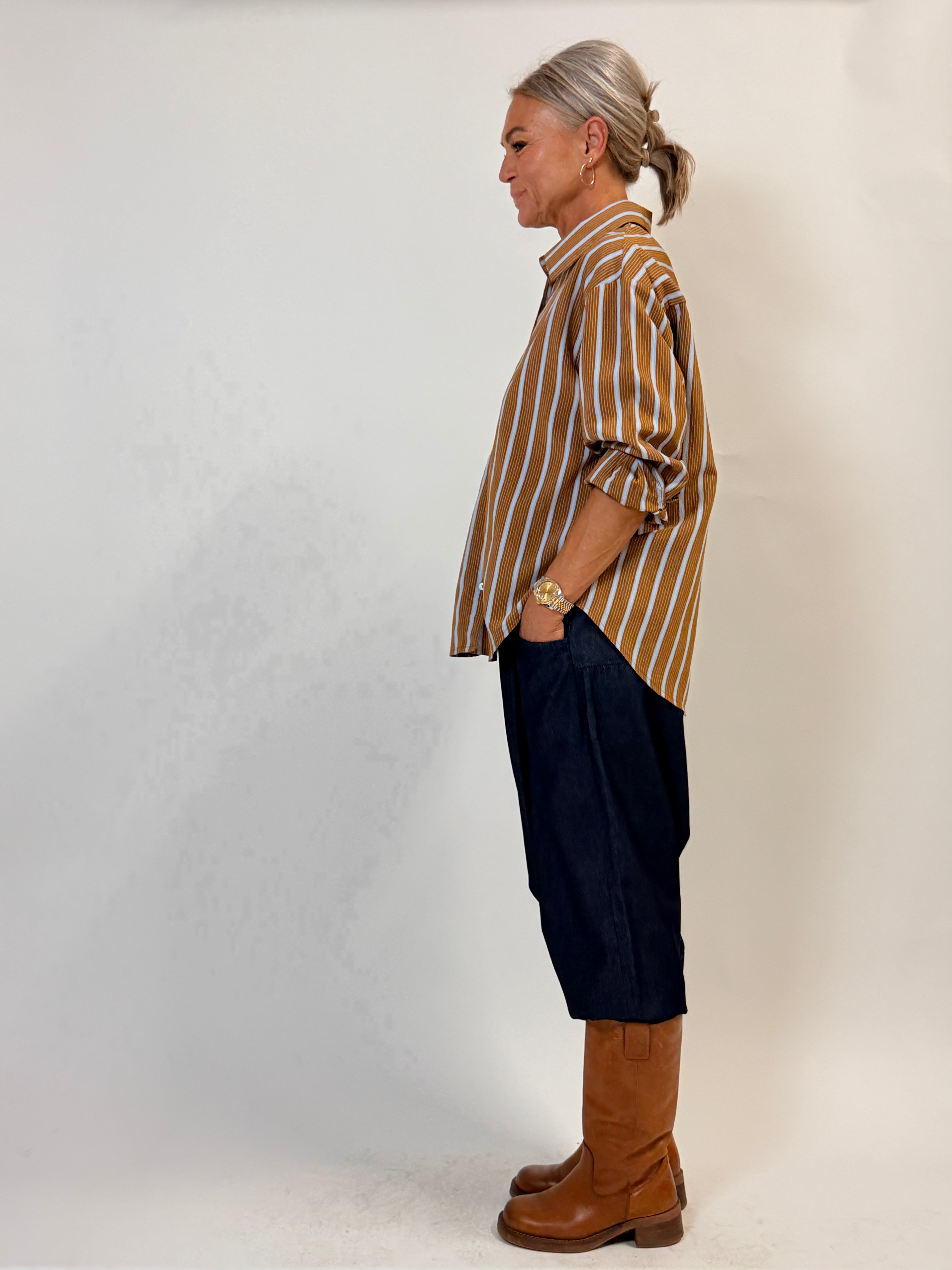 Helle er 168 cm høj og bruger størrelse S/M