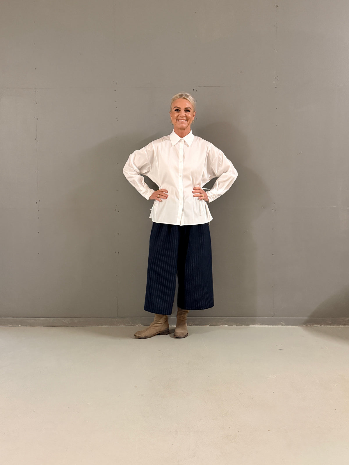 Helle er 168 cm høj og bruger størrelse S/M