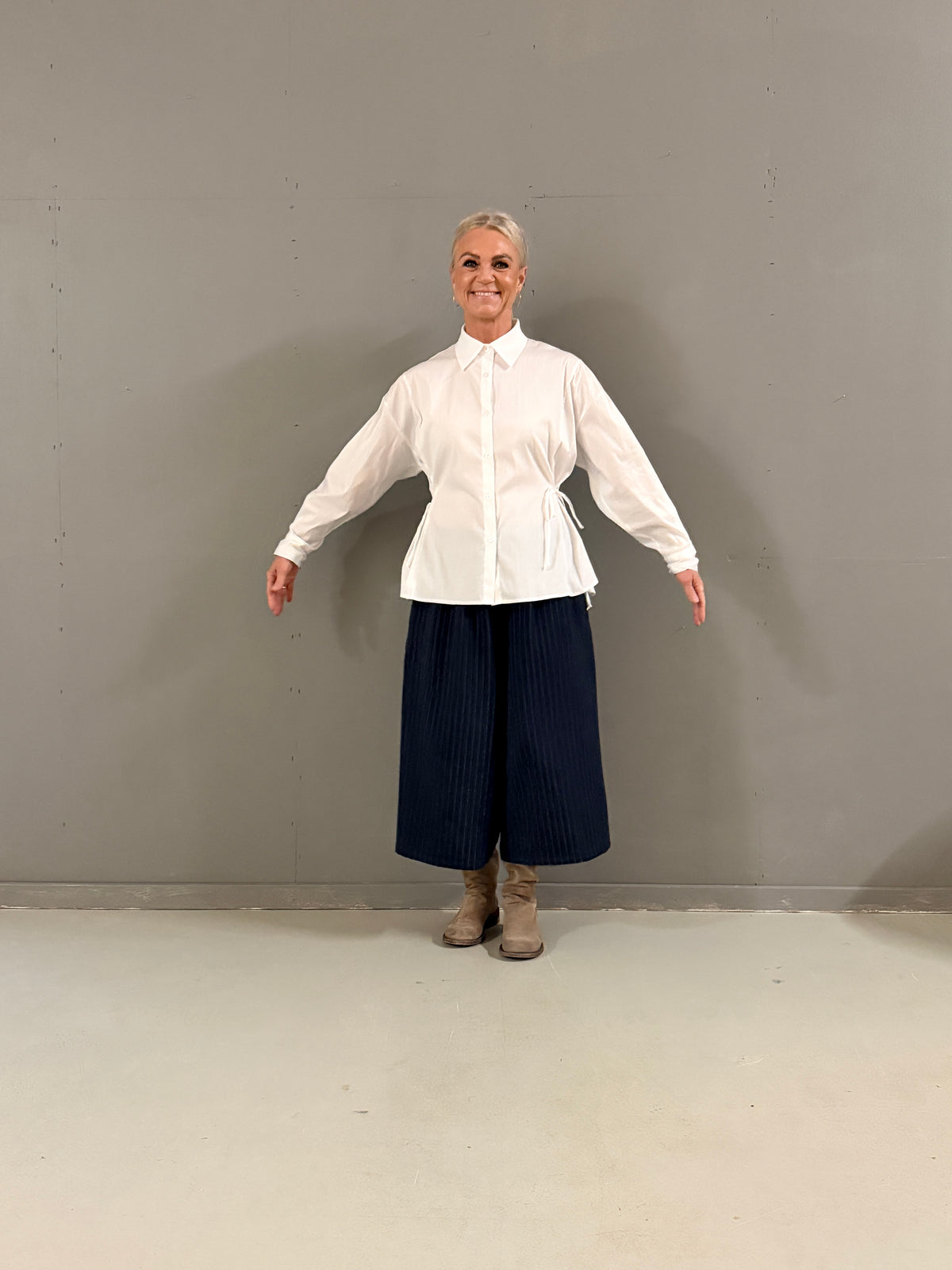 Helle er 168 cm høj og bruger størrelse S/M
