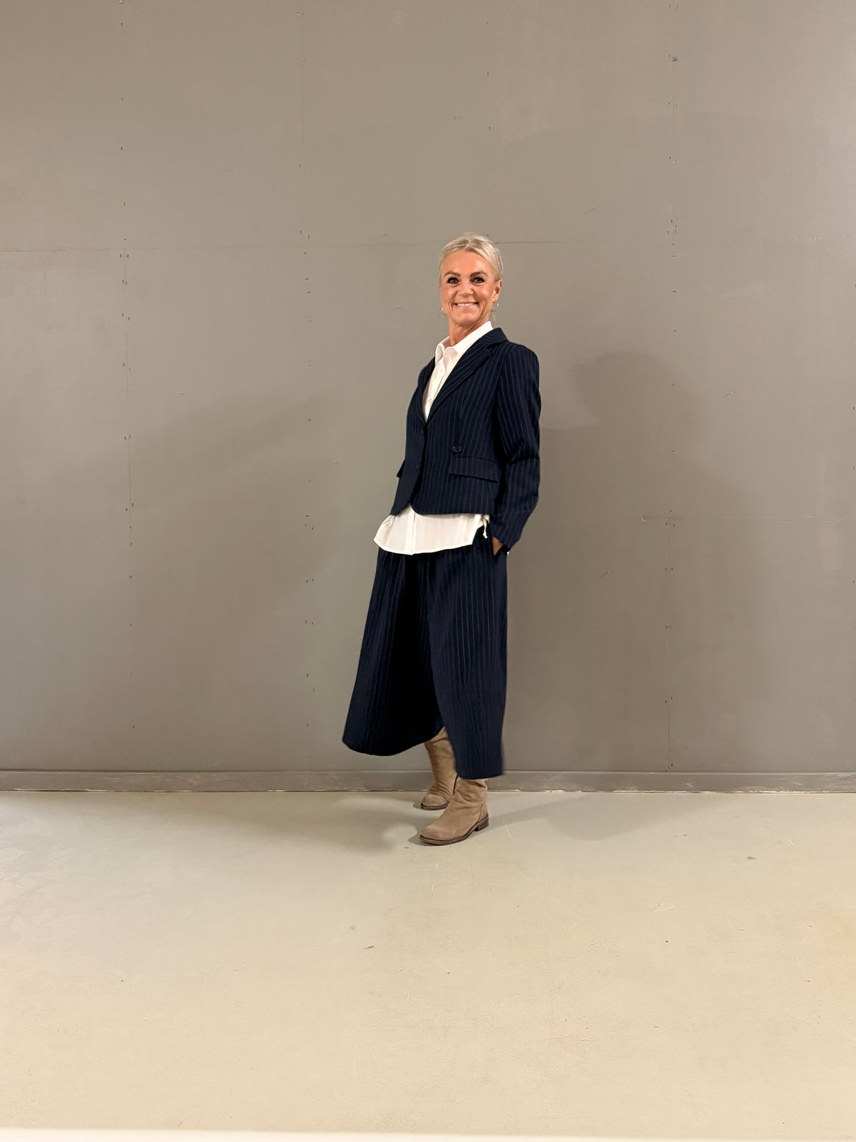 Helle er 168 cm høj og bruger størrelse S/M