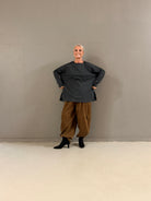 Helle er 168 cm høj og bruger størrelse S/M