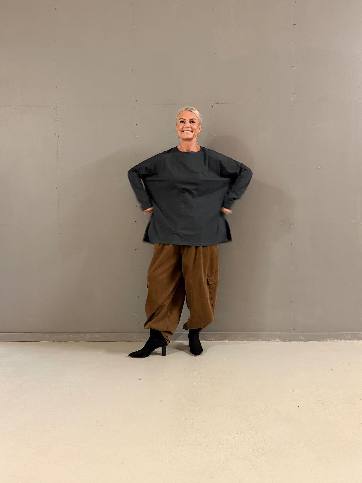 Helle er 168 cm høj og bruger størrelse S/M