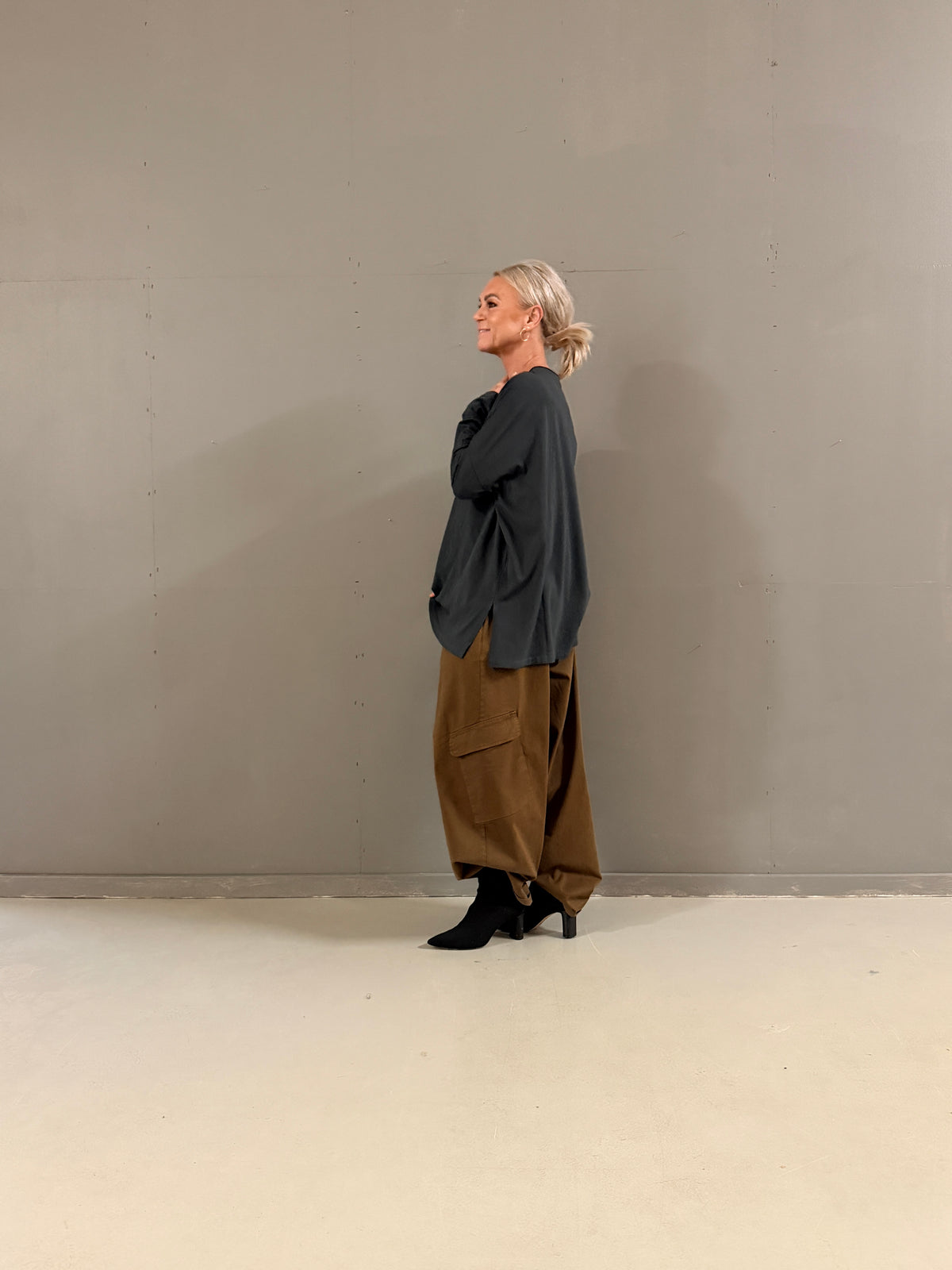 Helle er 168 cm høj og bruger størrelse S/M