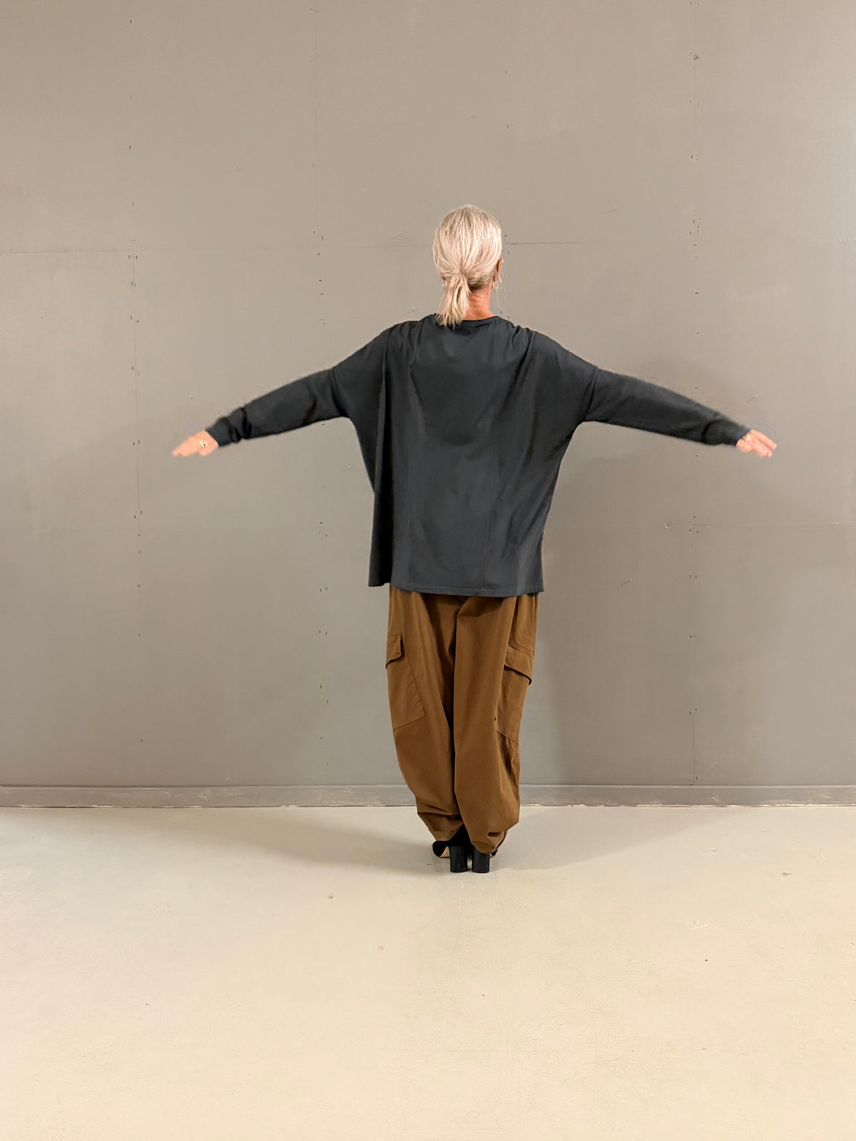 Helle er 168 cm høj og bruger størrelse S/M