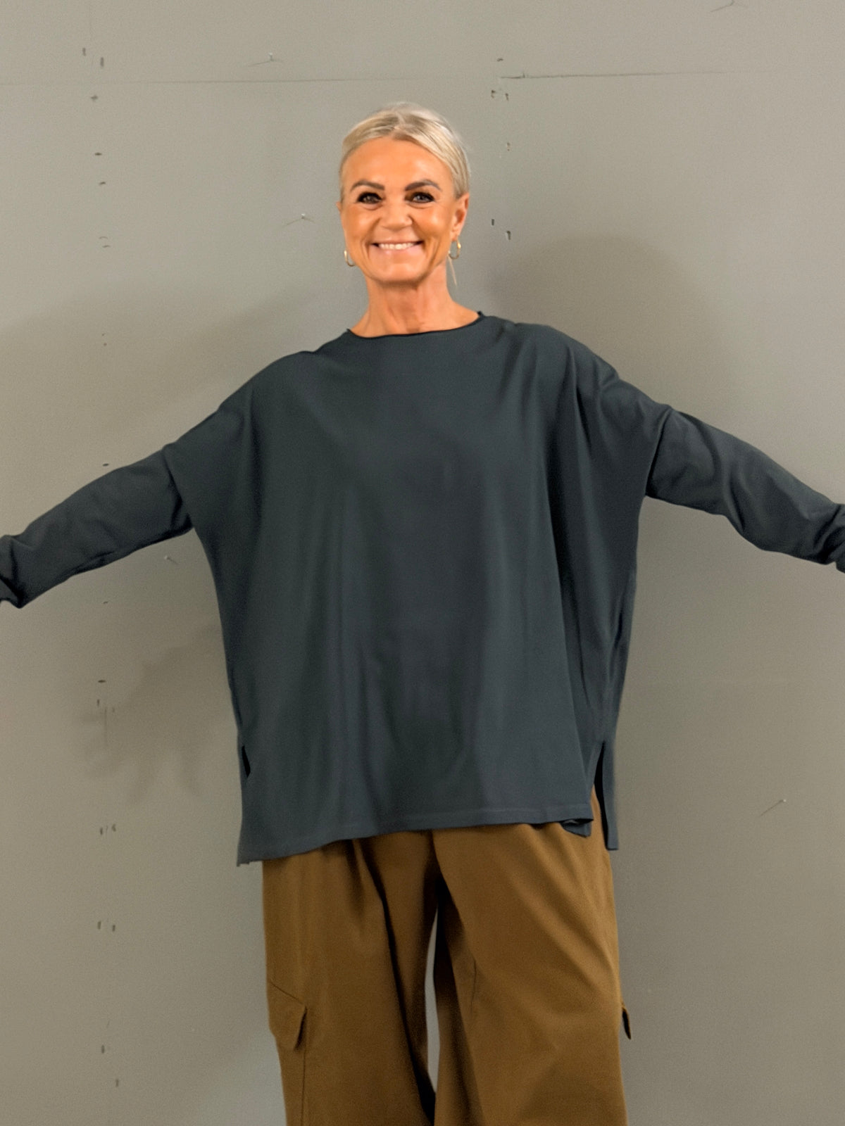 Helle er 168 cm høj og bruger størrelse S/M