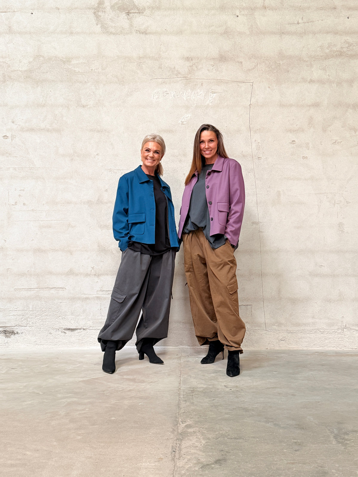 Helle er 168 cm høj og bruger størrelse S/M & Kamilla er 174 cm høj og bruger størrelse M/L