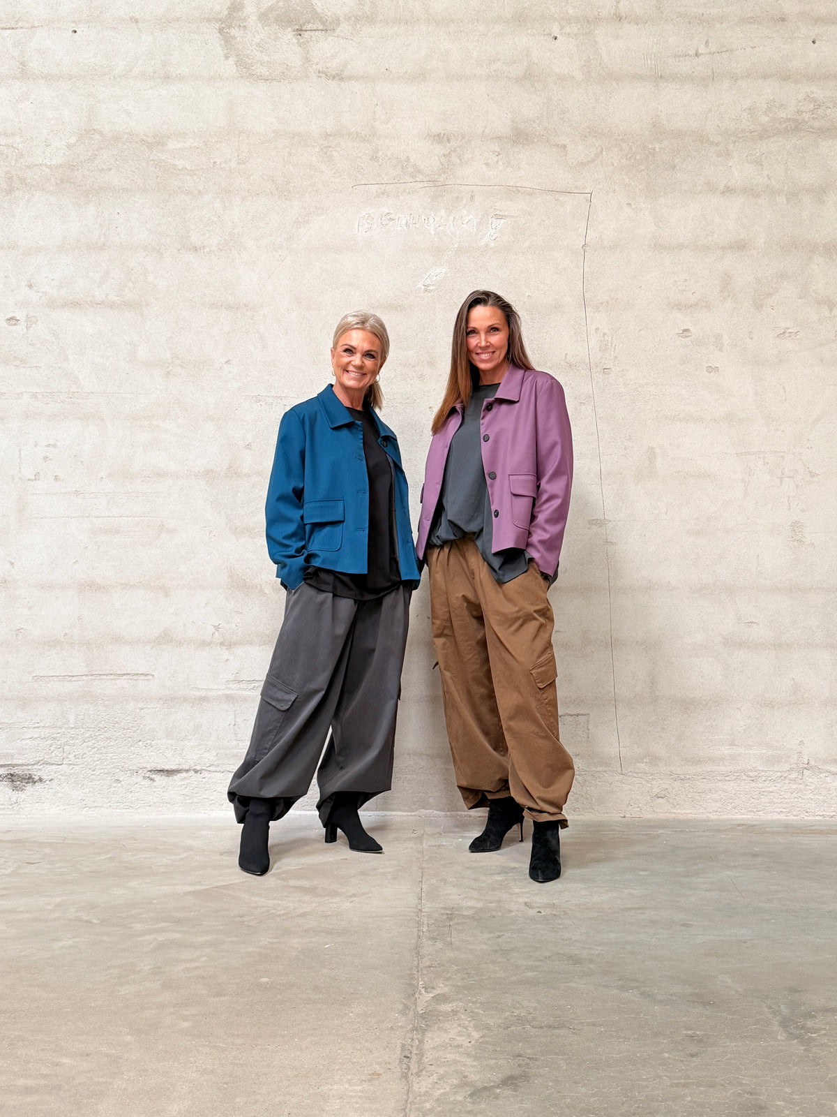 Helle er 168 cm høj og bruger størrelse S/M & Kamilla er 174 cm høj og bruger størrelse M/L
