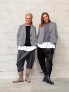 Helle er 168 cm høj og bruger størrelse S/M & Kamilla er 174 cm høj og bruger størrelse M/L