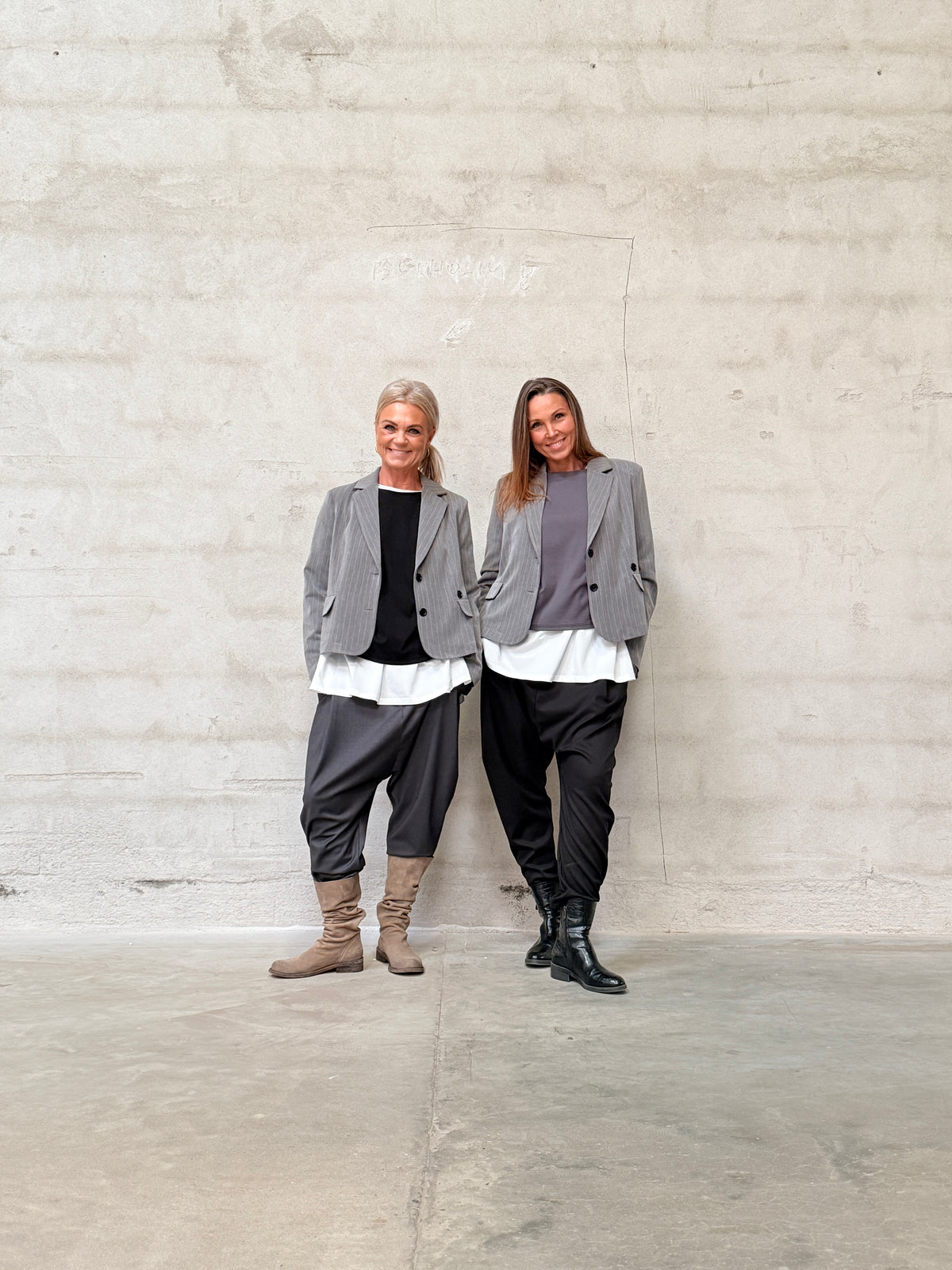 Helle er 168 cm høj og bruger størrelse S/M & Kamilla er 174 cm høj og bruger størrelse M/L