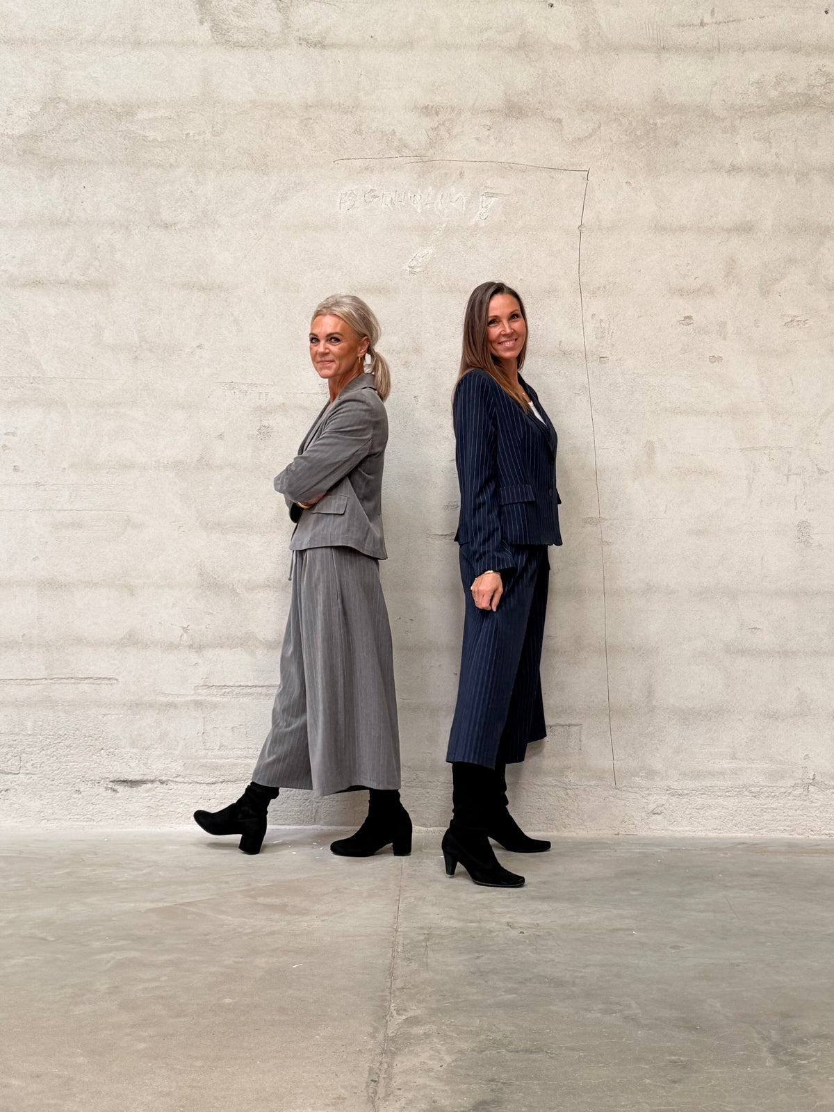 Helle er 168 cm høj og bruger størrelse S/M & Kamilla er 174 cm høj og bruger størrelse M/L