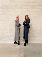 Helle er 168 cm høj og bruger størrelse S/M & Kamilla er 174 cm høj og bruger størrelse M/L