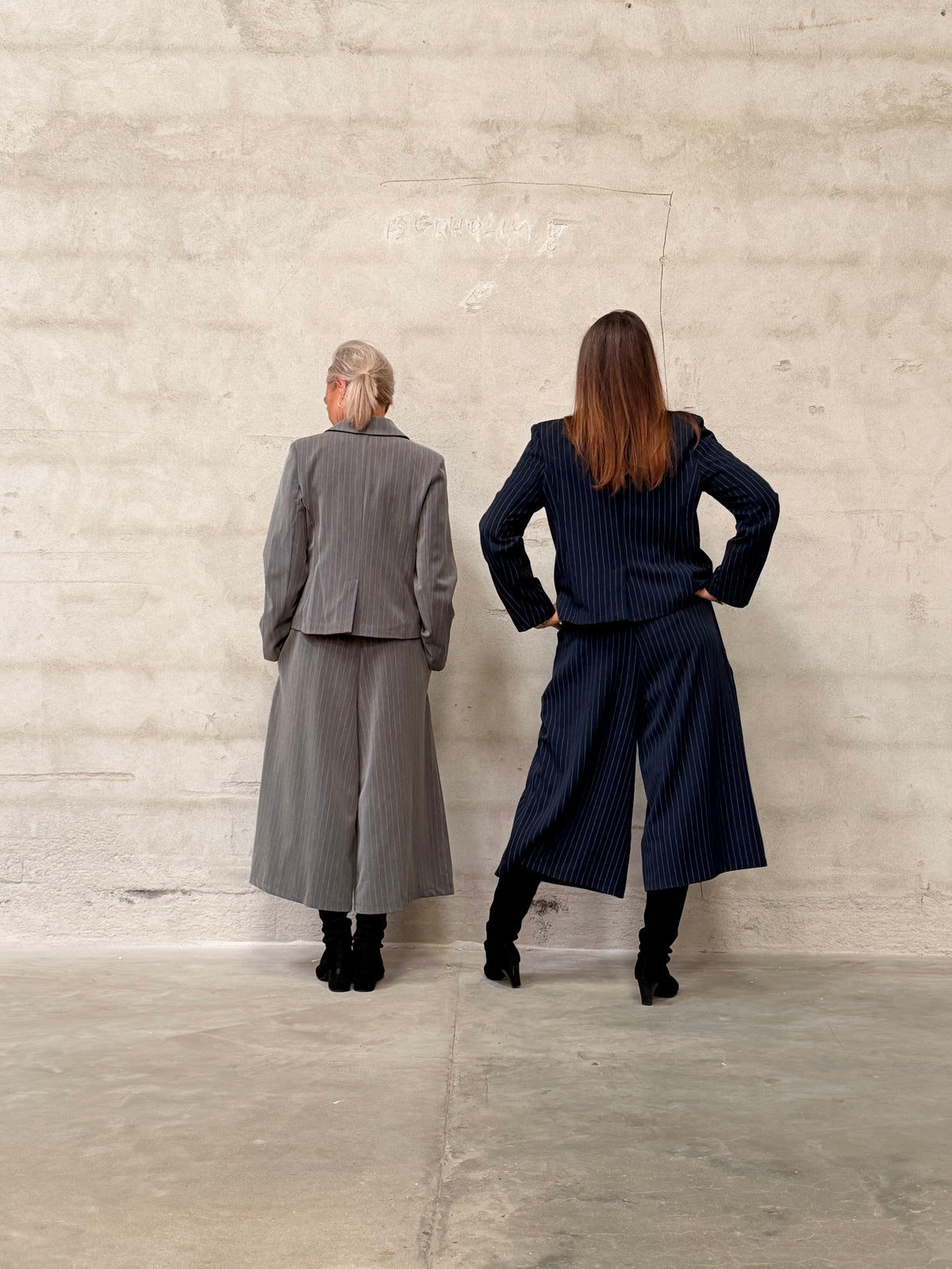 Helle er 168 cm høj og bruger størrelse S/M & Kamilla er 174 cm høj og bruger størrelse M/L