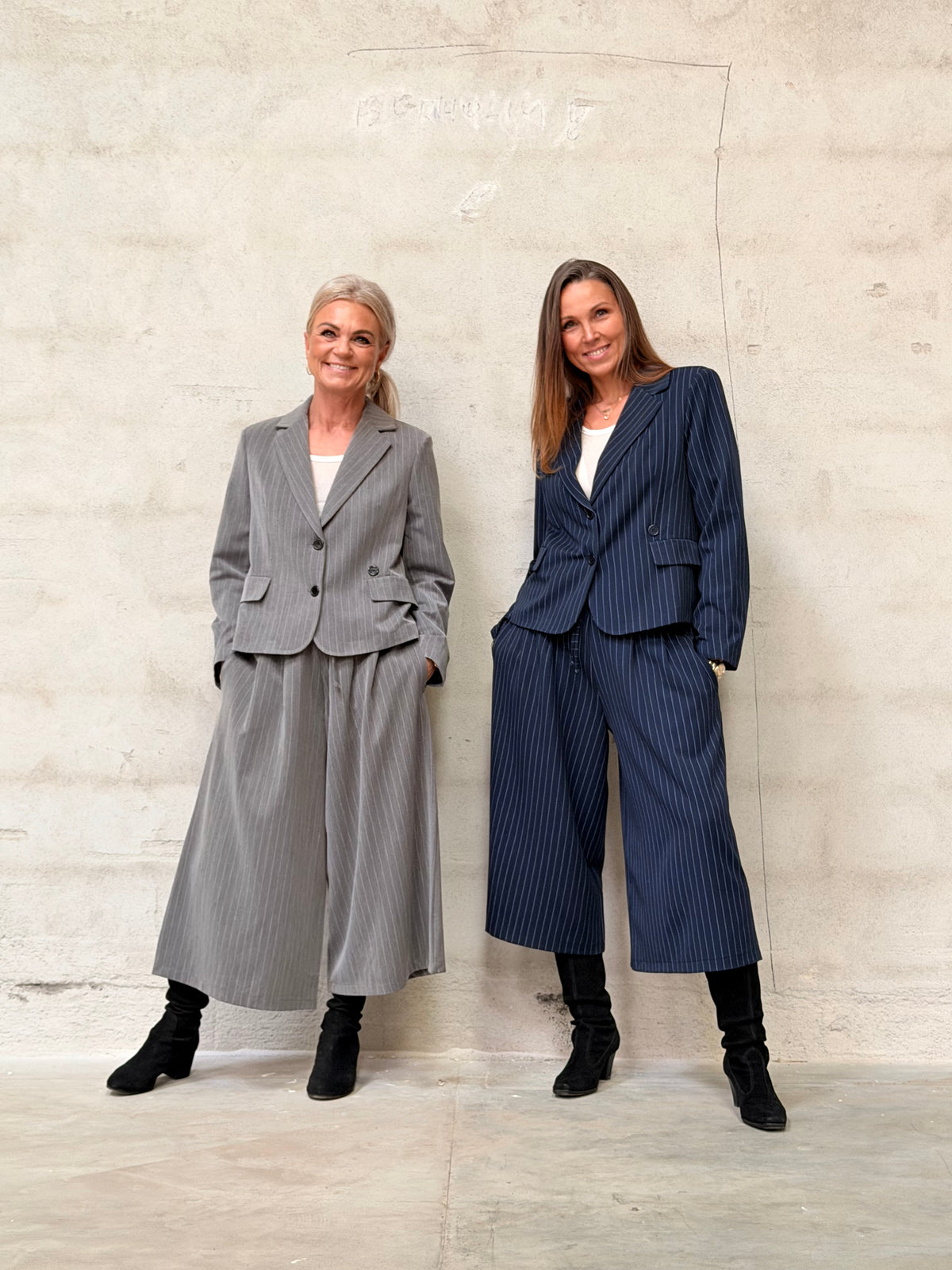 Helle er 168 cm høj og bruger størrelse S/M & Kamilla er 174 cm høj og bruger størrelse M/L