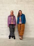 Helle er 168 cm høj og bruger størrelse S/M & Kamilla er 174 cm høj og bruger størrelse M/L