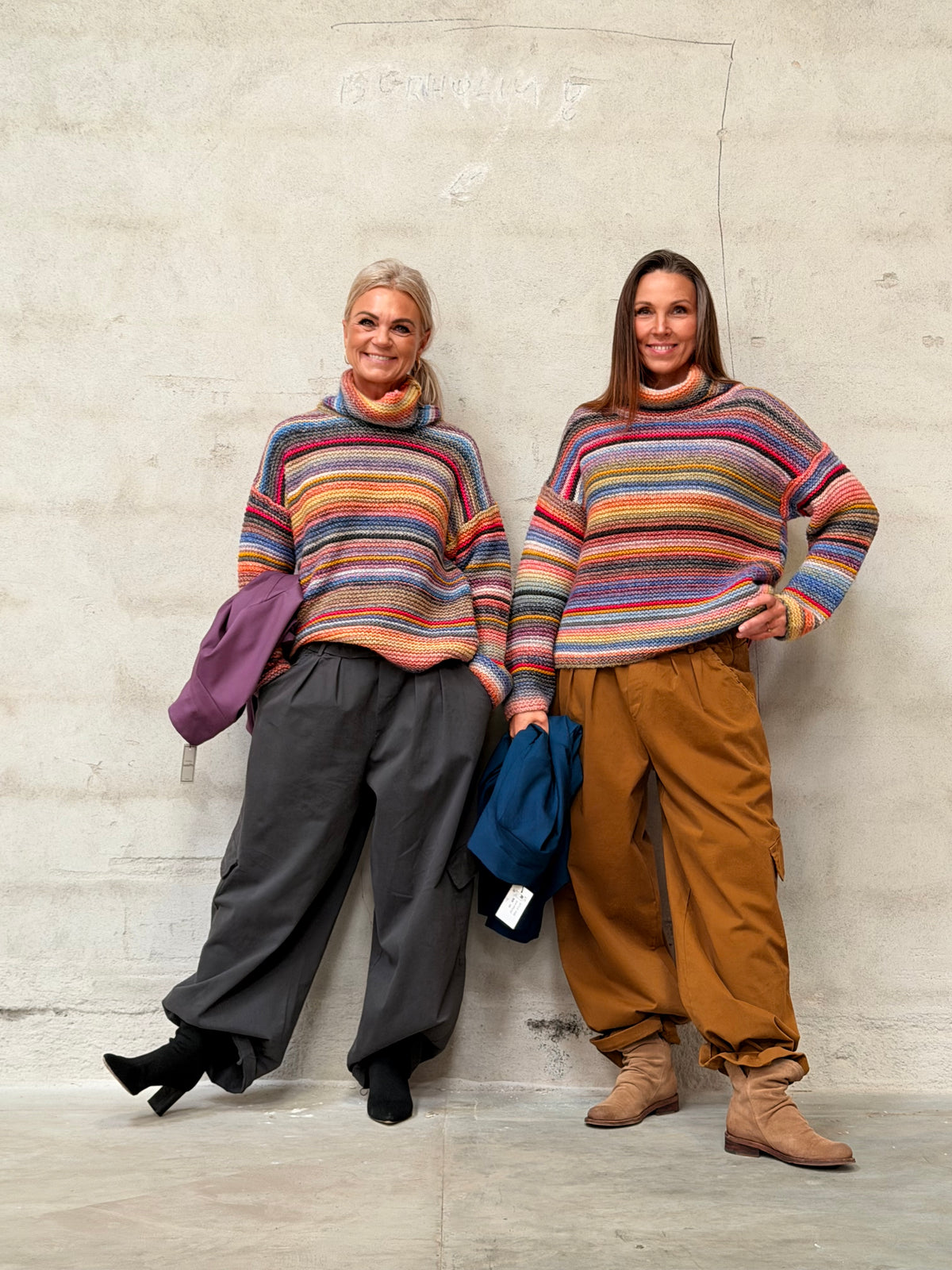 Helle er 168 cm høj og bruger størrelse S/M & Kamilla er 174 cm høj og bruger størrelse M/L