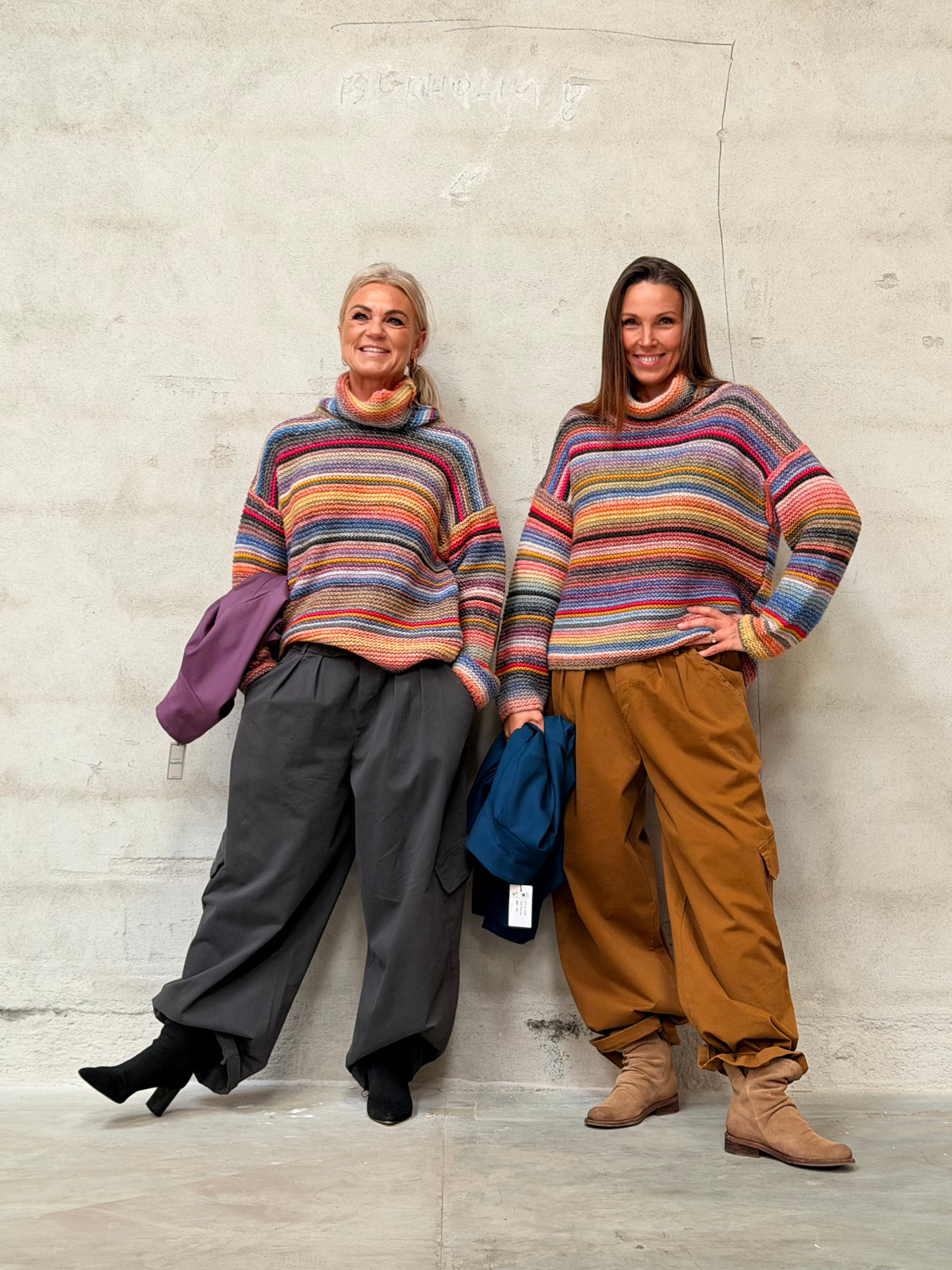 Helle er 168 cm høj og bruger størrelse S/M & Kamilla er 174 cm høj og bruger størrelse M/L