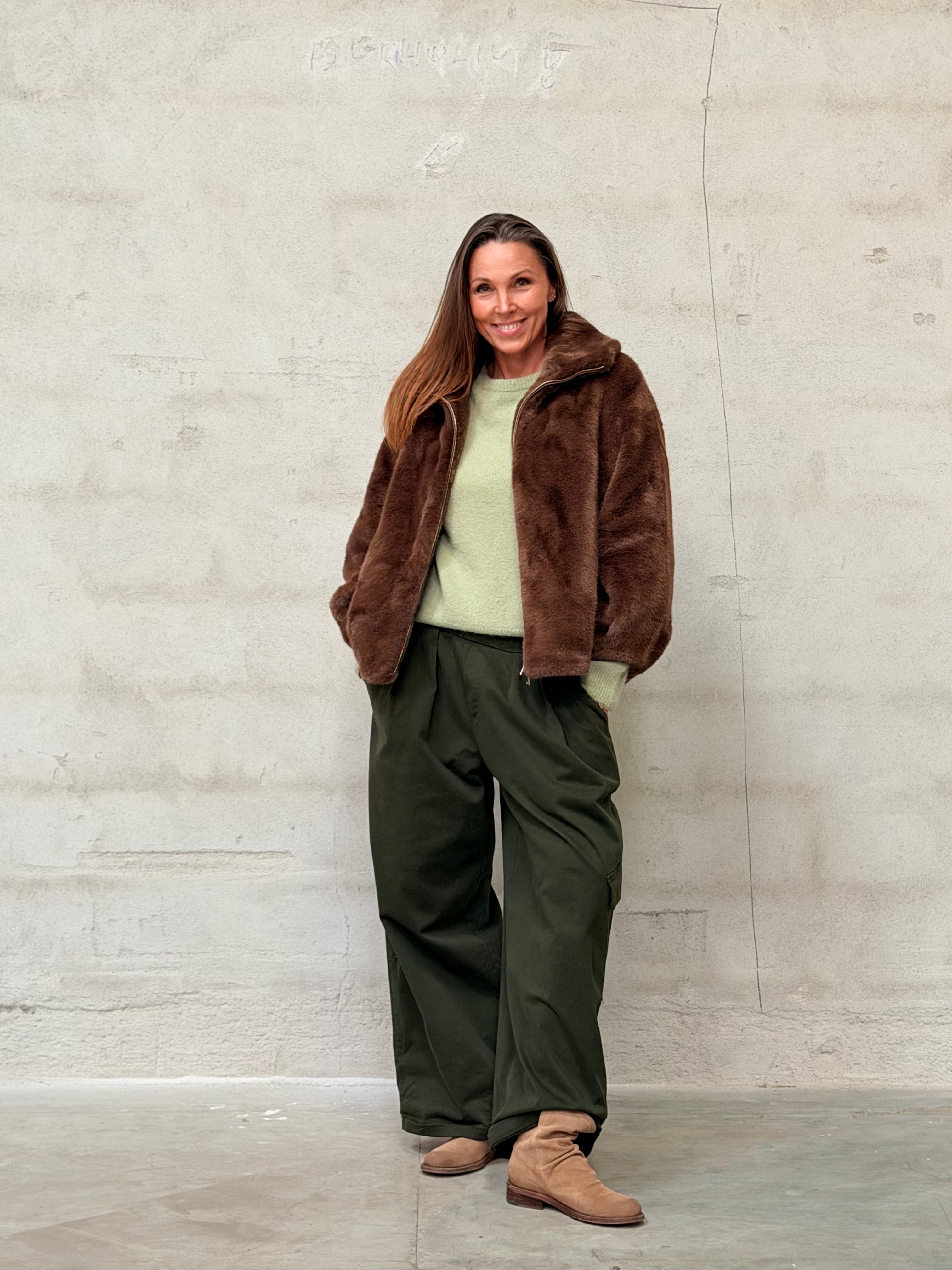 Kamilla er 174 cm høj og bruger størrelse M/L