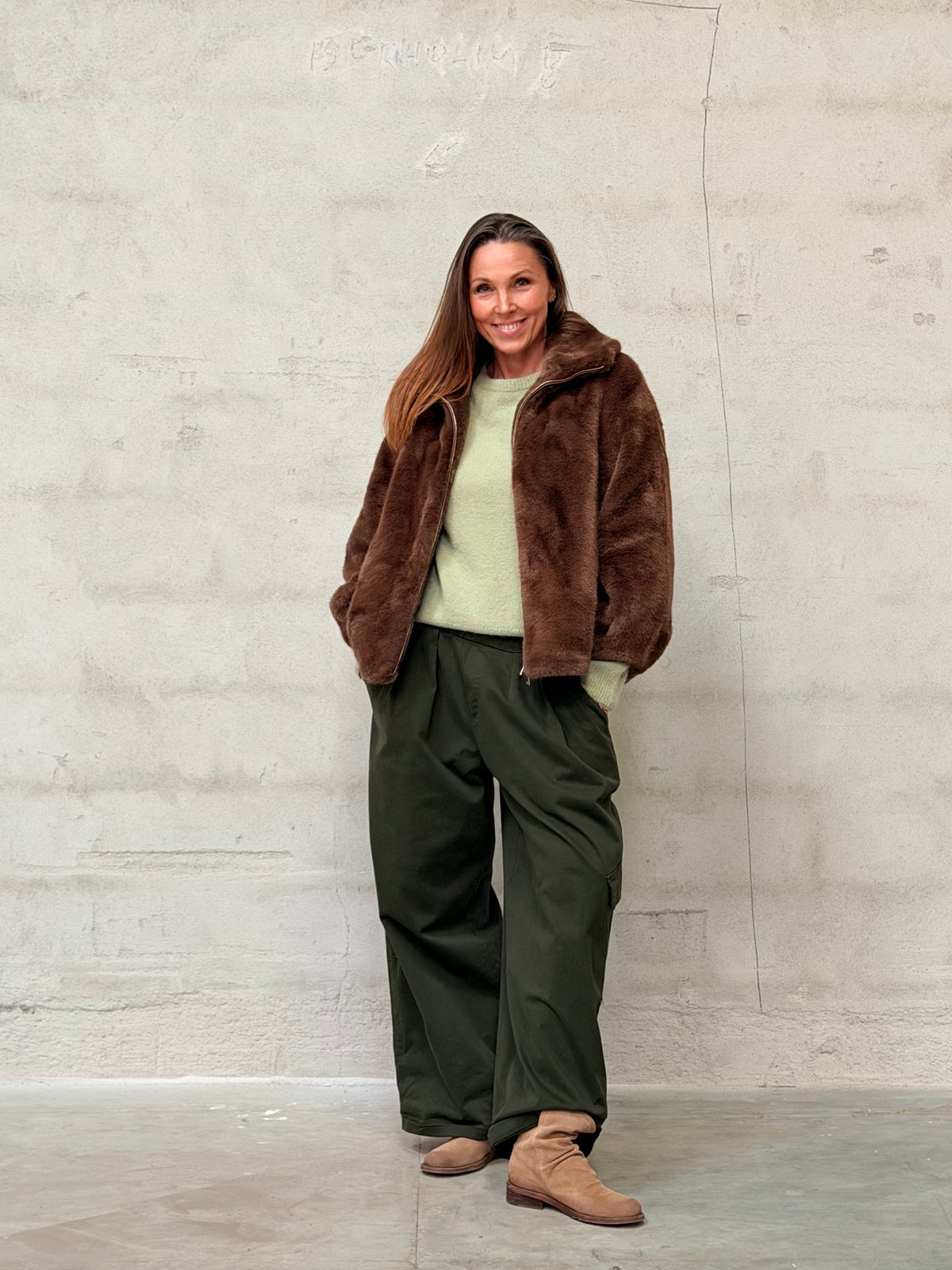 Kamilla er 174 cm høj og bruger størrelse M/L