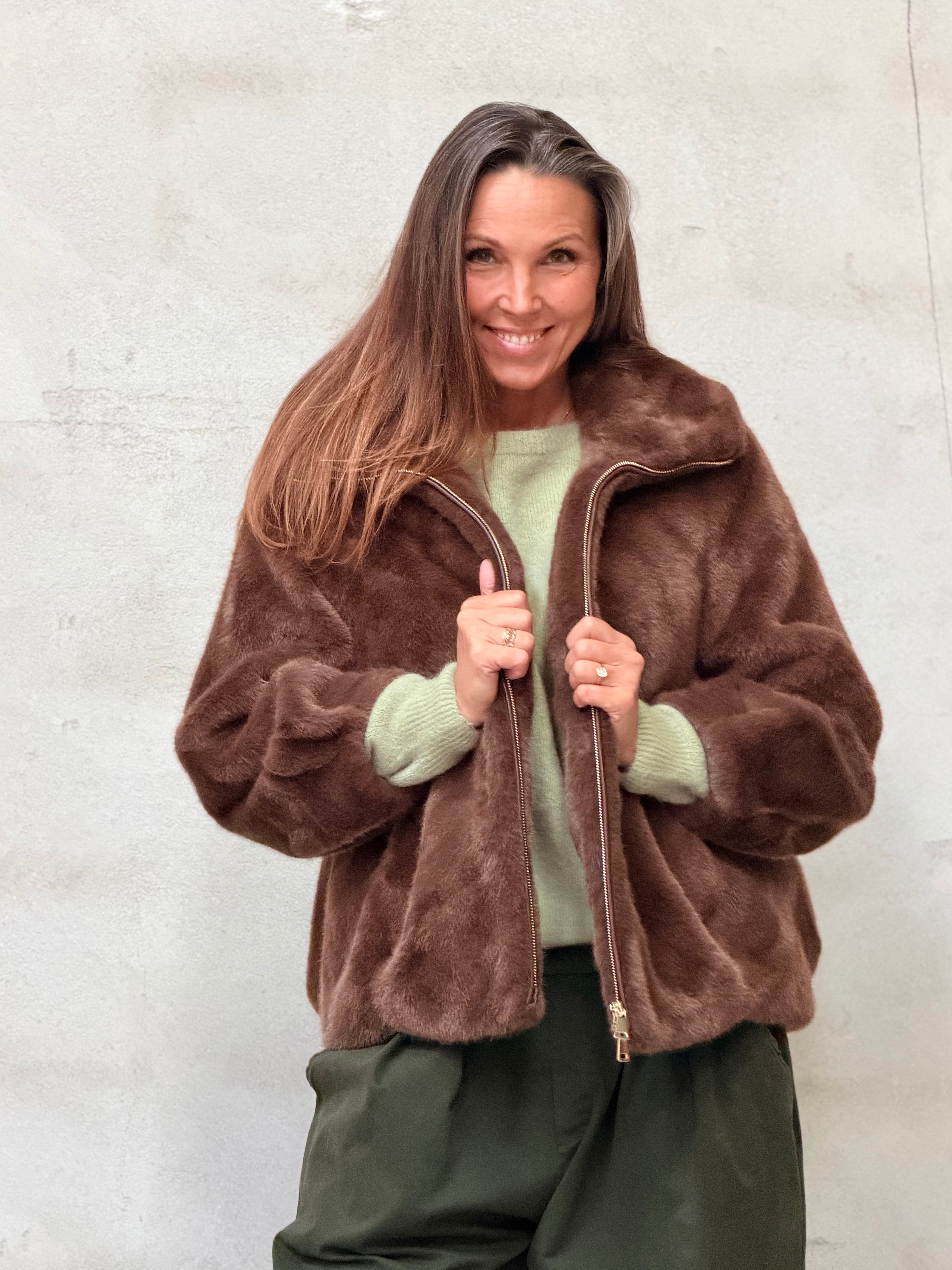 Kamilla er 174 cm høj og bruger størrelse M/L