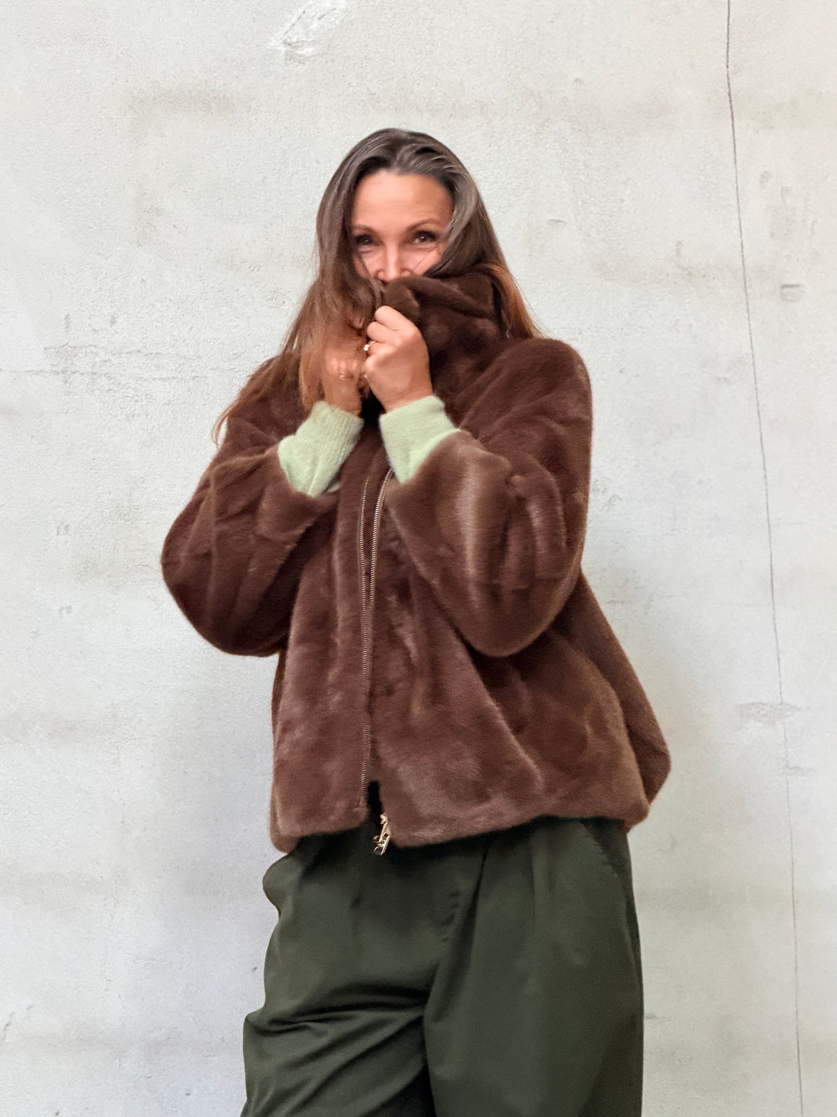 Kamilla er 174 cm høj og bruger størrelse M/L