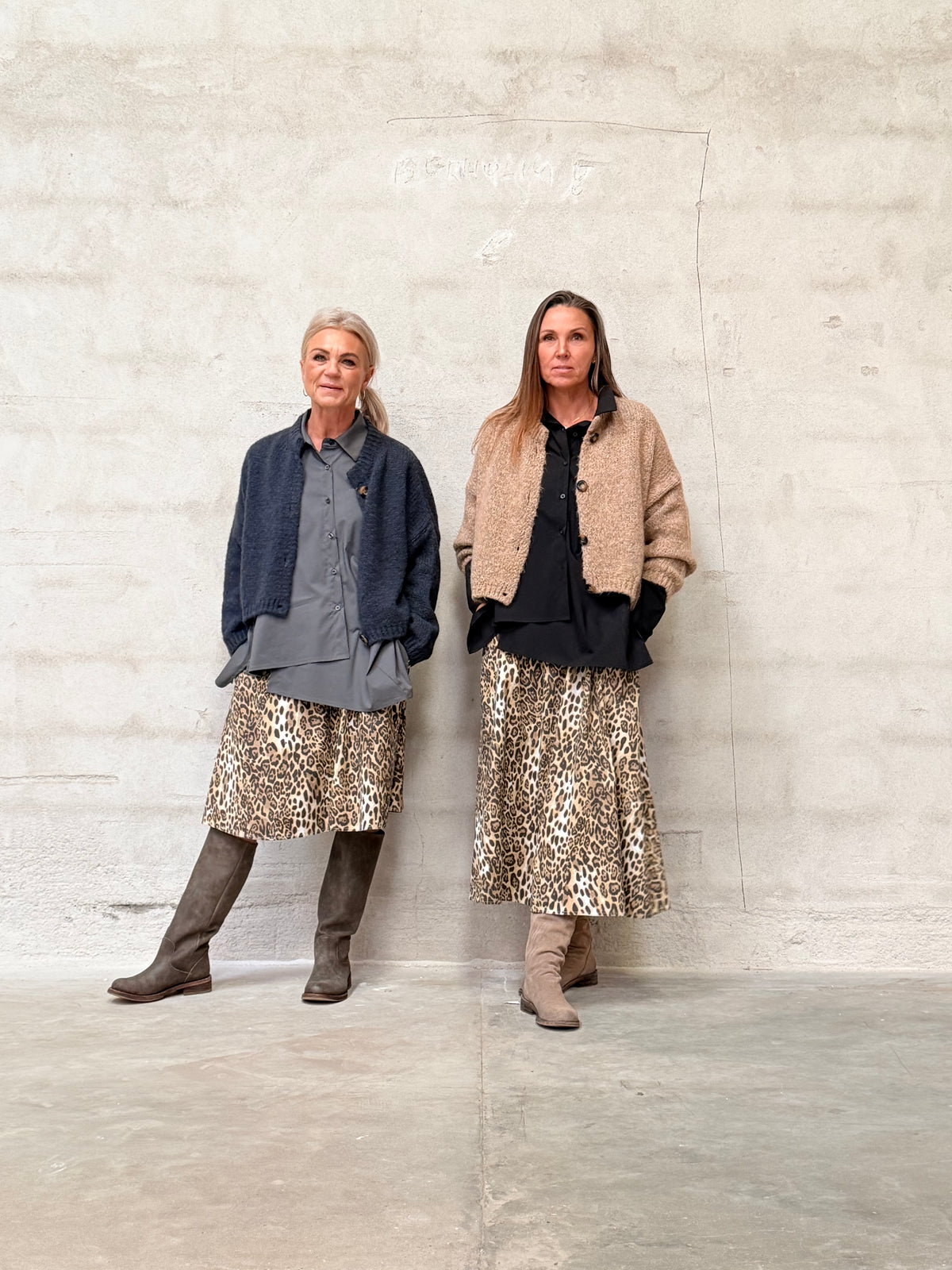 Helle er 168 cm høj og bruger størrelse S/M & Kamilla er 174 cm høj og bruger størrelse M/L