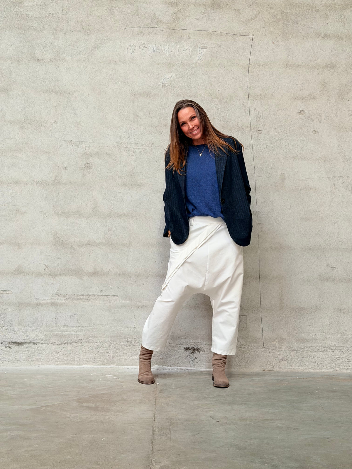 Kamilla er 174 cm høj og bruger størrelse M/L