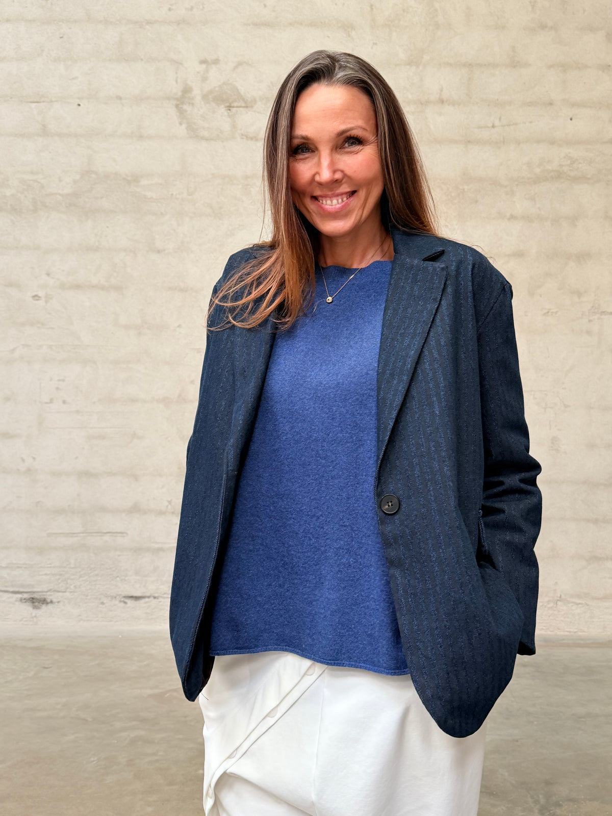 Kamilla er 174 cm høj og bruger størrelse M/L