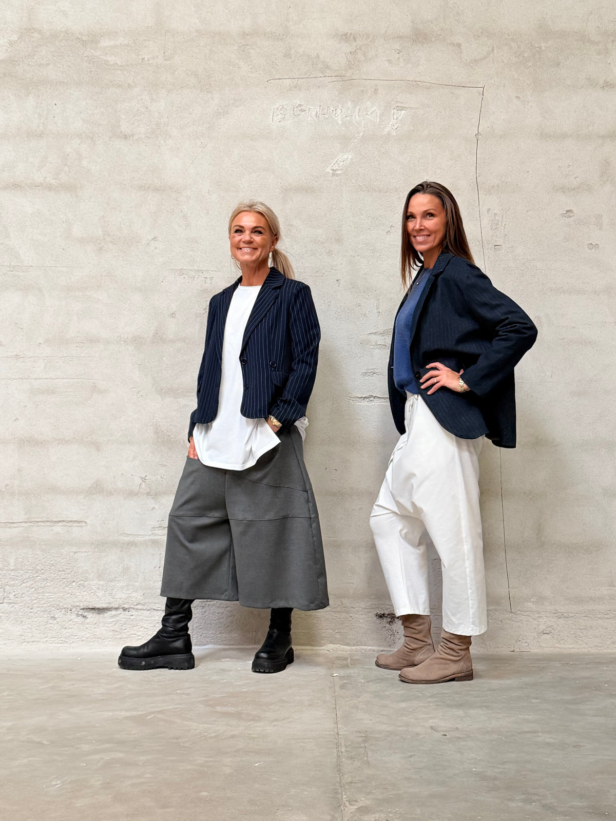 Helle er 168 cm høj og bruger størrelse S/M & Kamilla er 174 cm høj og bruger størrelse M/L